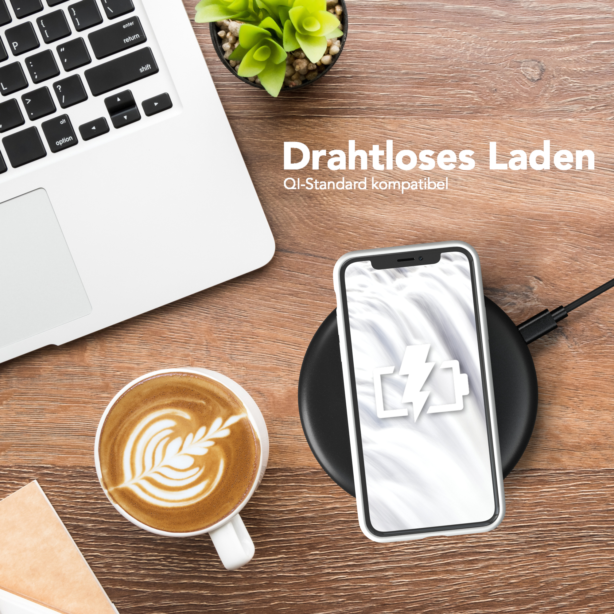 Laptop, Telefon auf kabellosem Ladegerät und eine Tasse Kaffee.