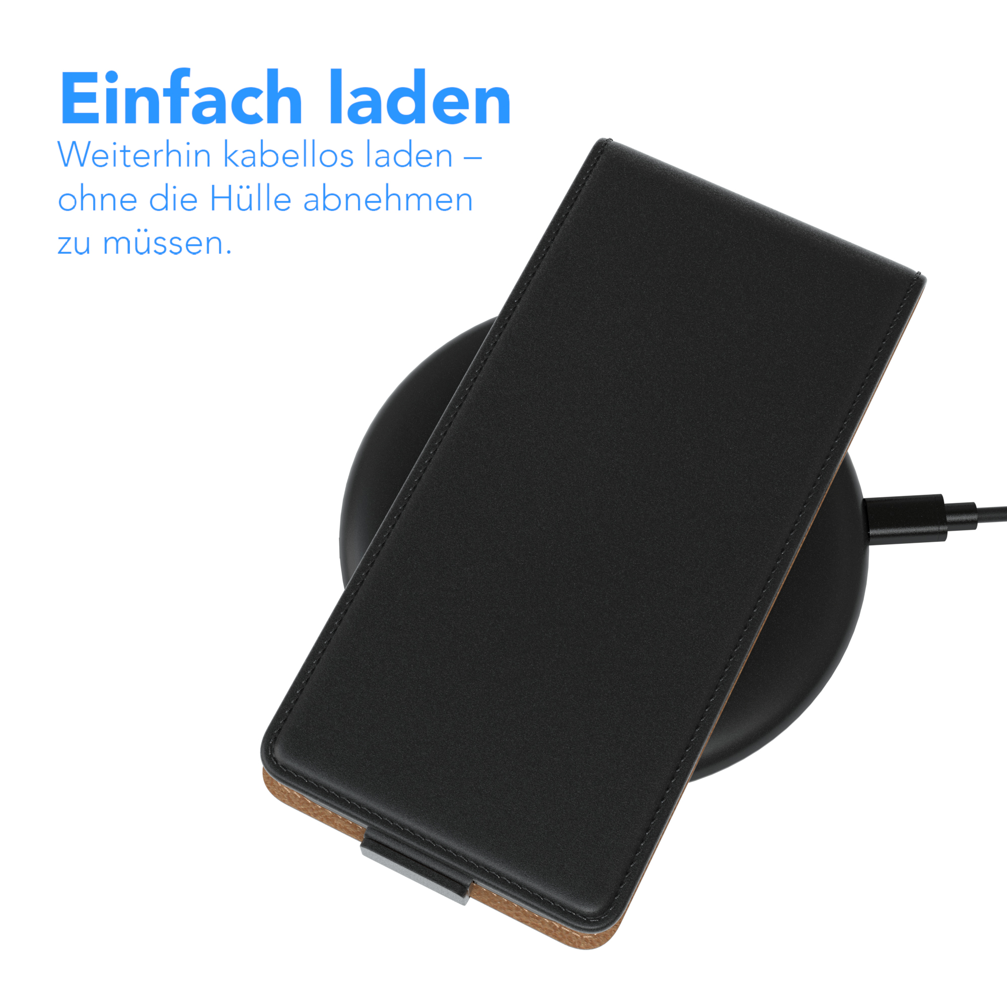 Ein Telefon auf einem kabellosen Ladegerät, in einer Flip-Hülle. Das Gehäuse ist schwarz.