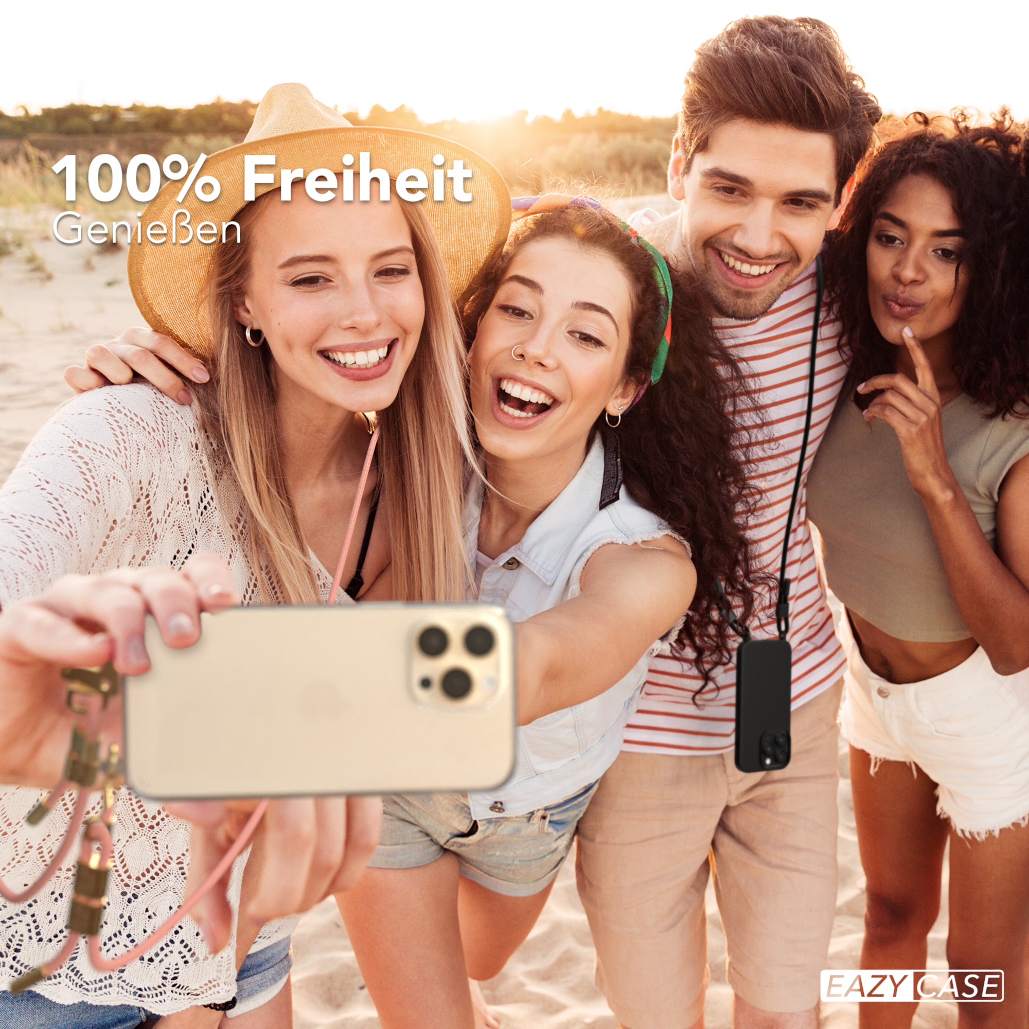Vier Leute am Strand machen ein Selfie mit dem Handy. Das Handy hat eine Hülle mit Riemen.