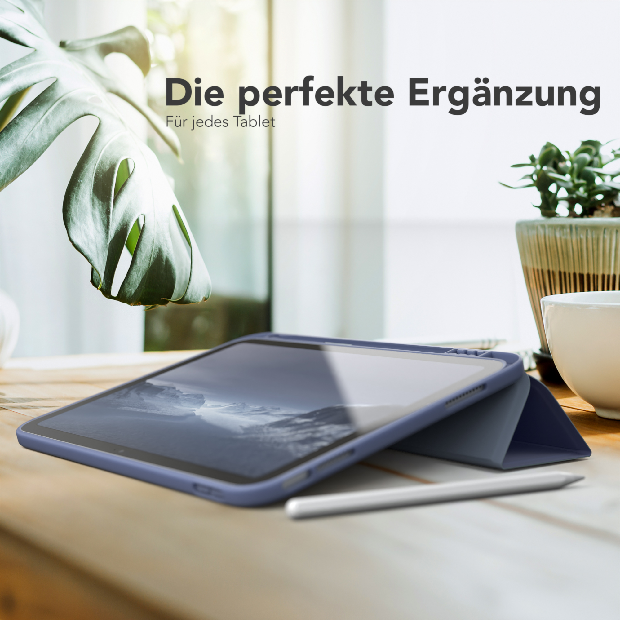 Tablet in einem Gehäuse auf einem Holztisch. Text: Die perfekte Ergänzung.