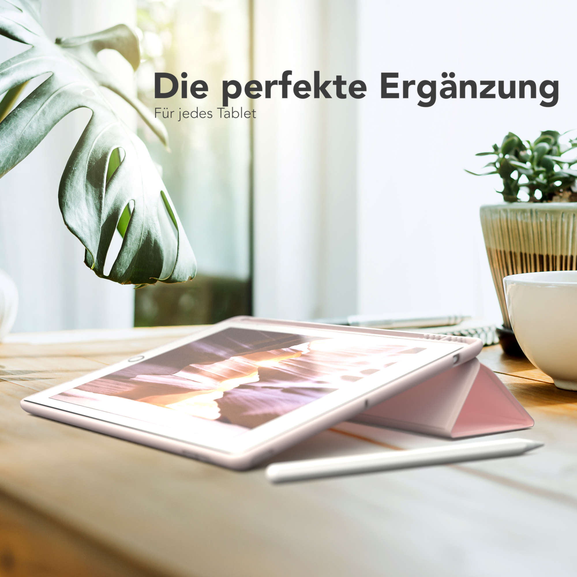Tablet in einem Case mit Stift auf dem Schreibtisch, mit Text über die perfekte Ergänzung.