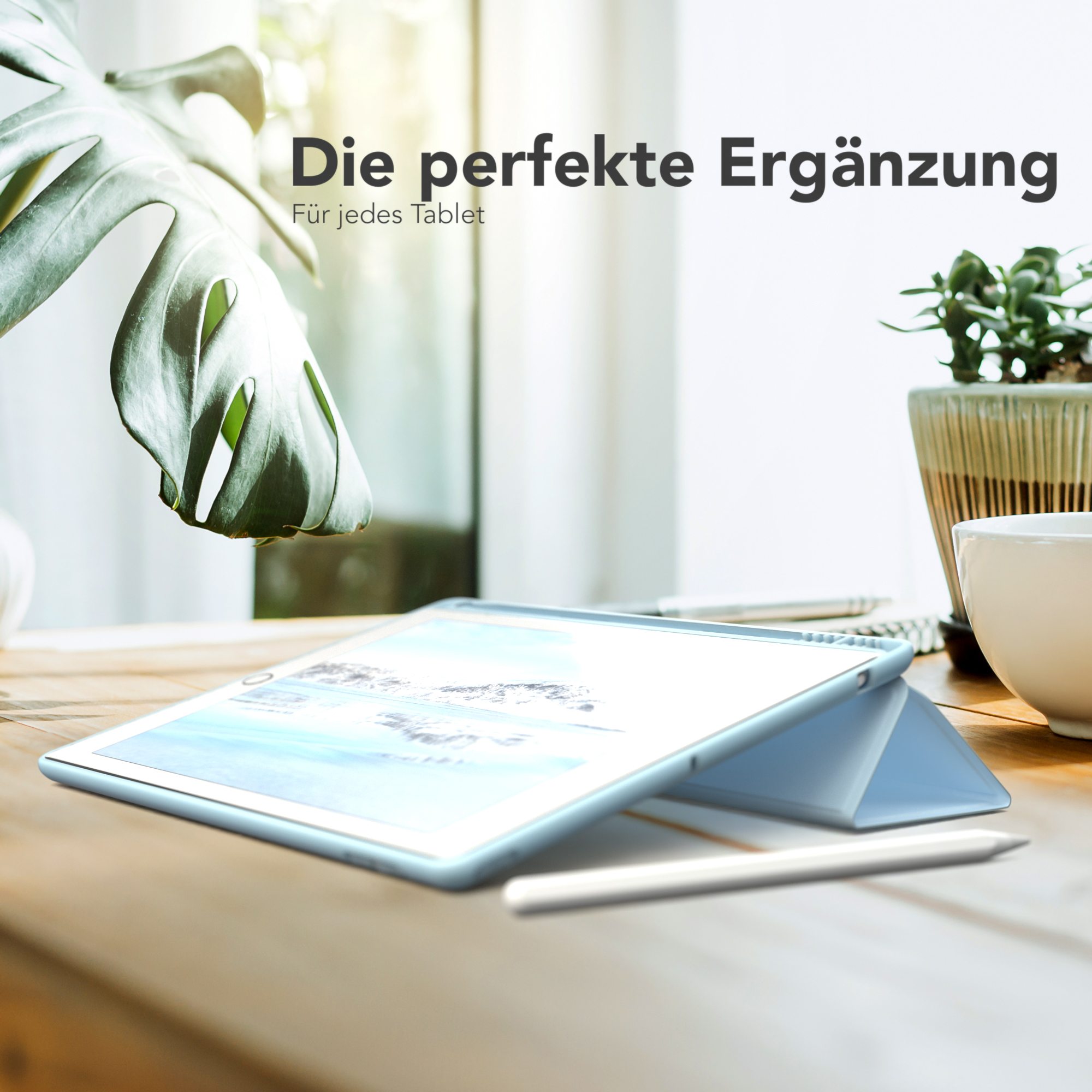 Ein Tablet in einem hellblauen Gehäuse mit einem weißen Stift auf einem Holztisch.