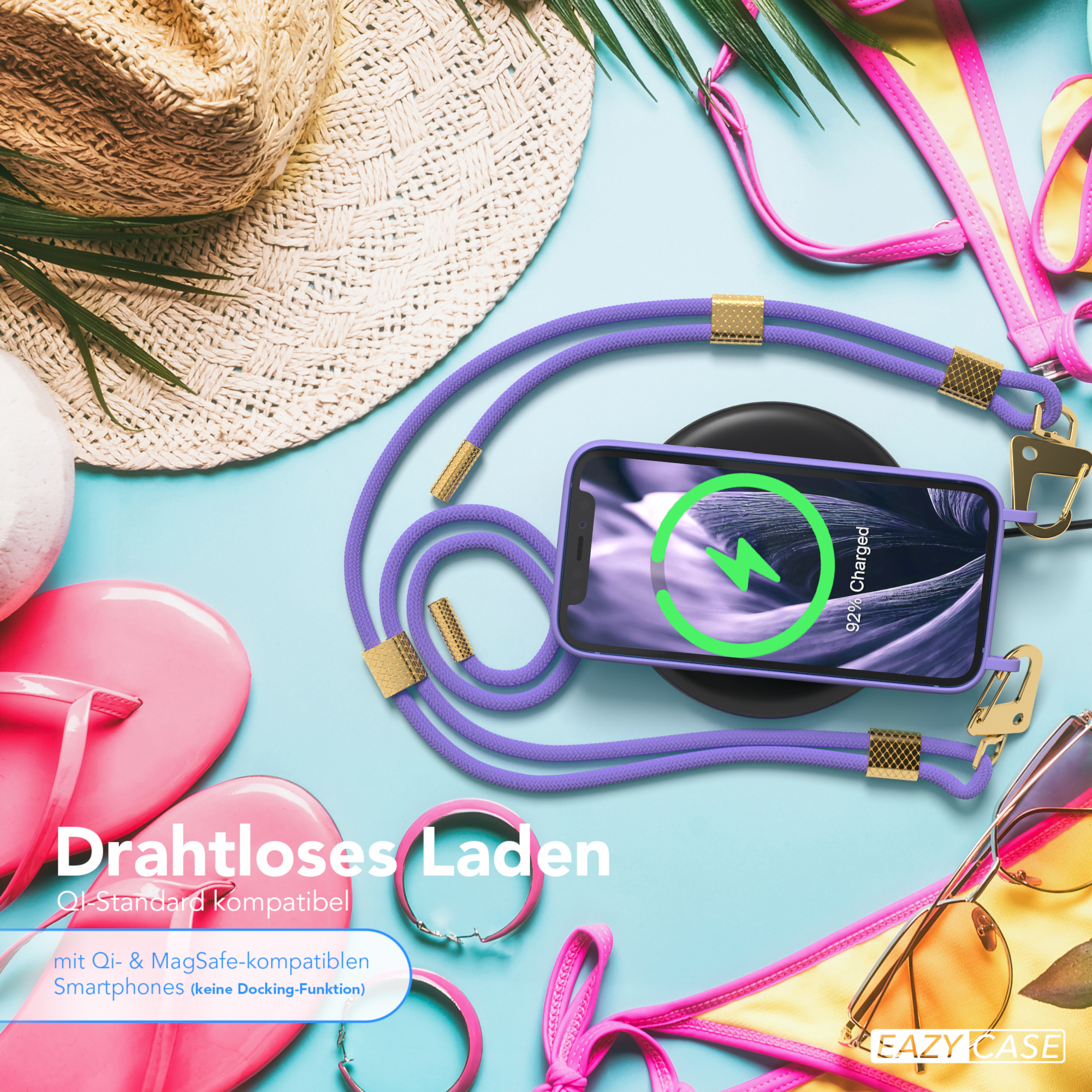 Telefon mit Ladegerät in einer Strandszene. Zubehör wie Hut, Sonnenbrille und Flip-Flops sind sichtbar.