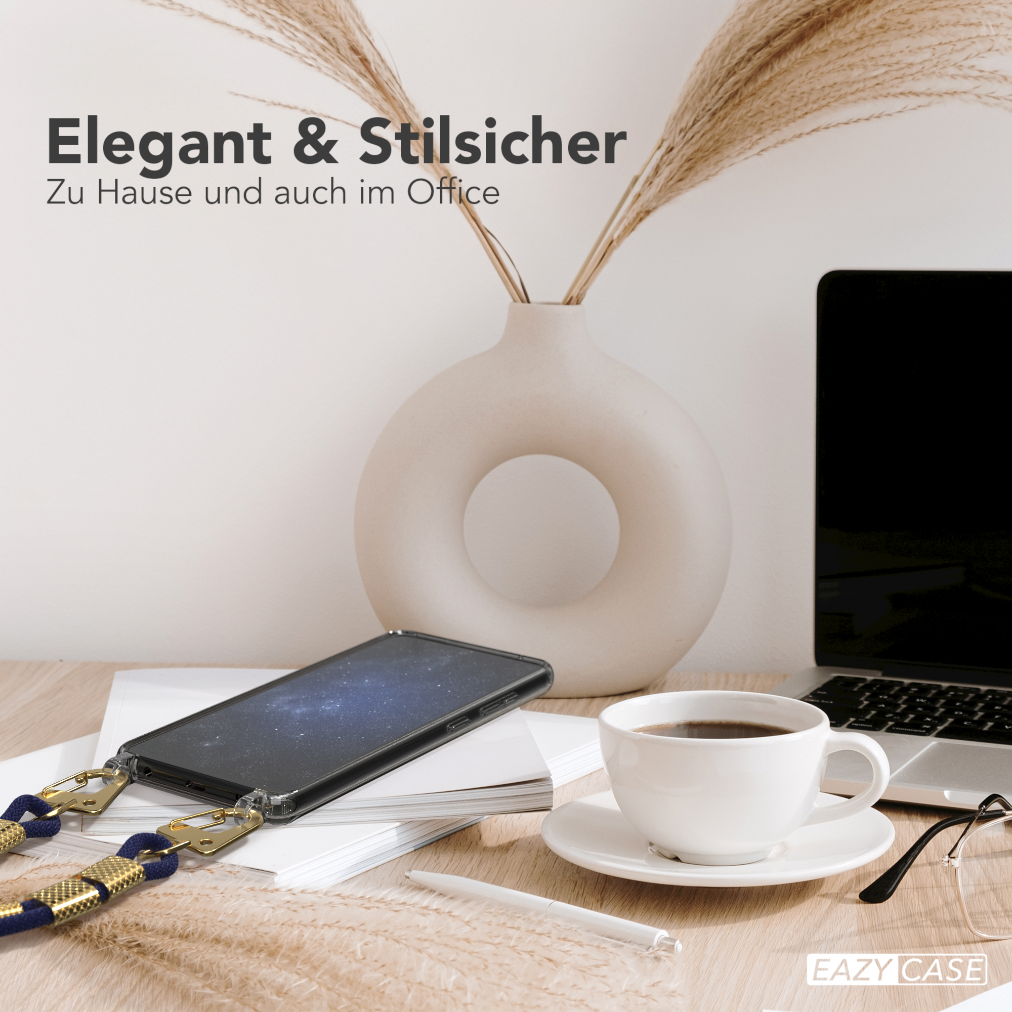 Handy mit Lanyard auf einem Schreibtisch mit Kaffee, Brille und Laptop. Text: Elegant & Stilsicher. Für Zuhause und Büro.