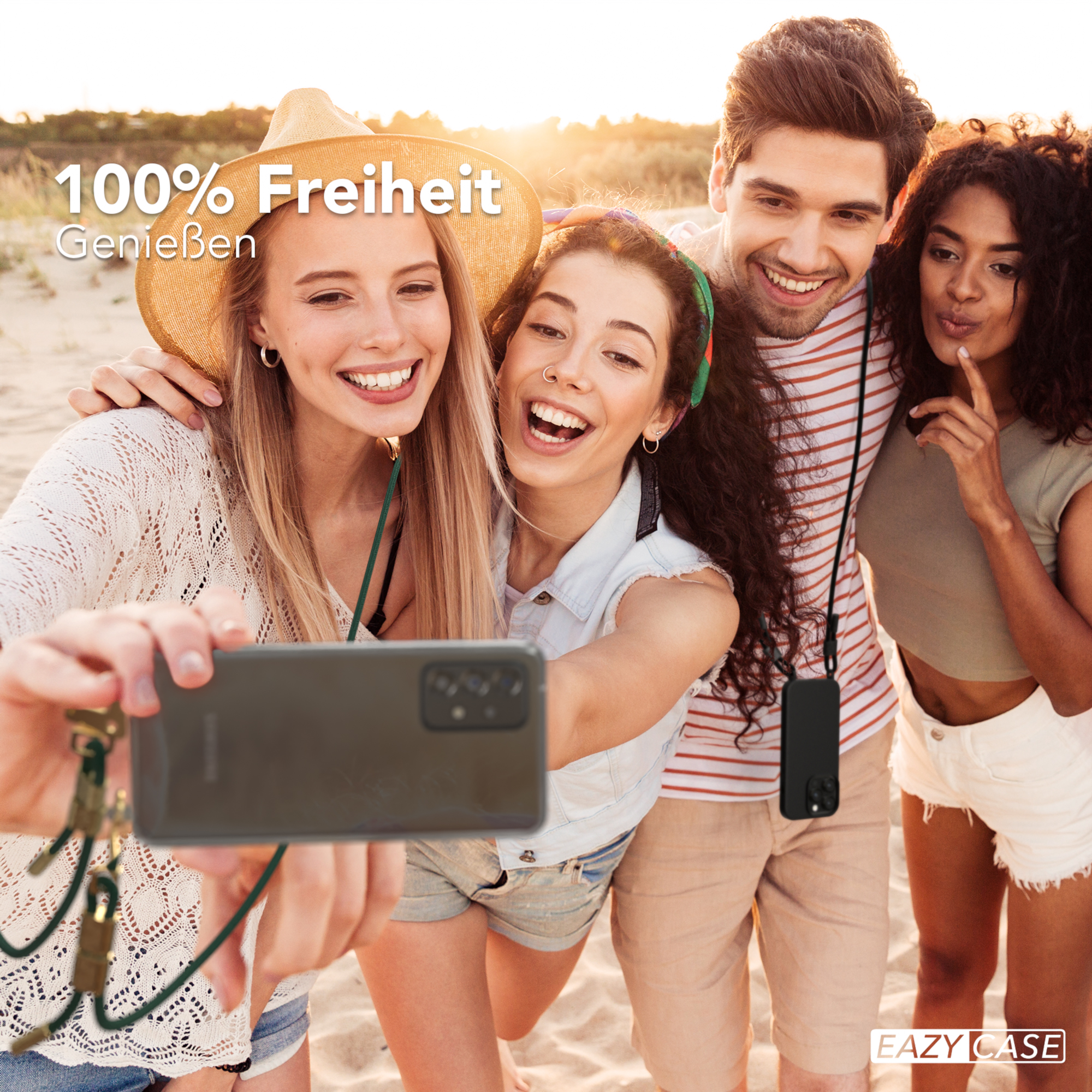 Vier Personen machen ein Selfie. Telefon mit Lanyard. Strandhintergrund.