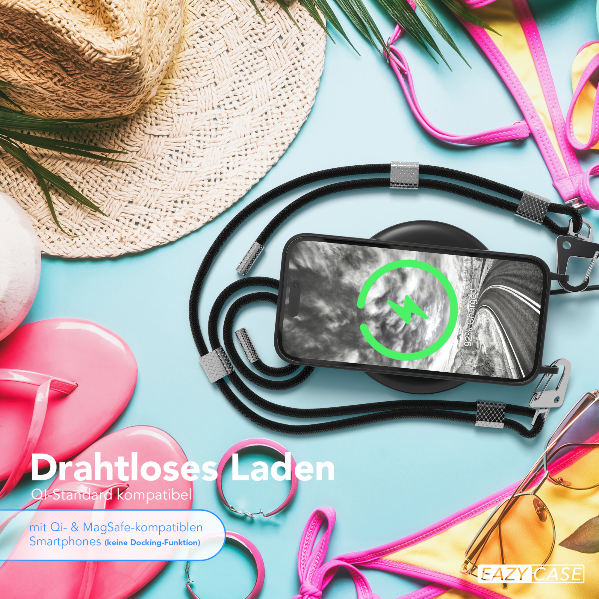 Ein Telefon mit Ladegerät, Bikini, Flip-Flops, Armband und Sonnenbrille auf blauer Oberfläche.