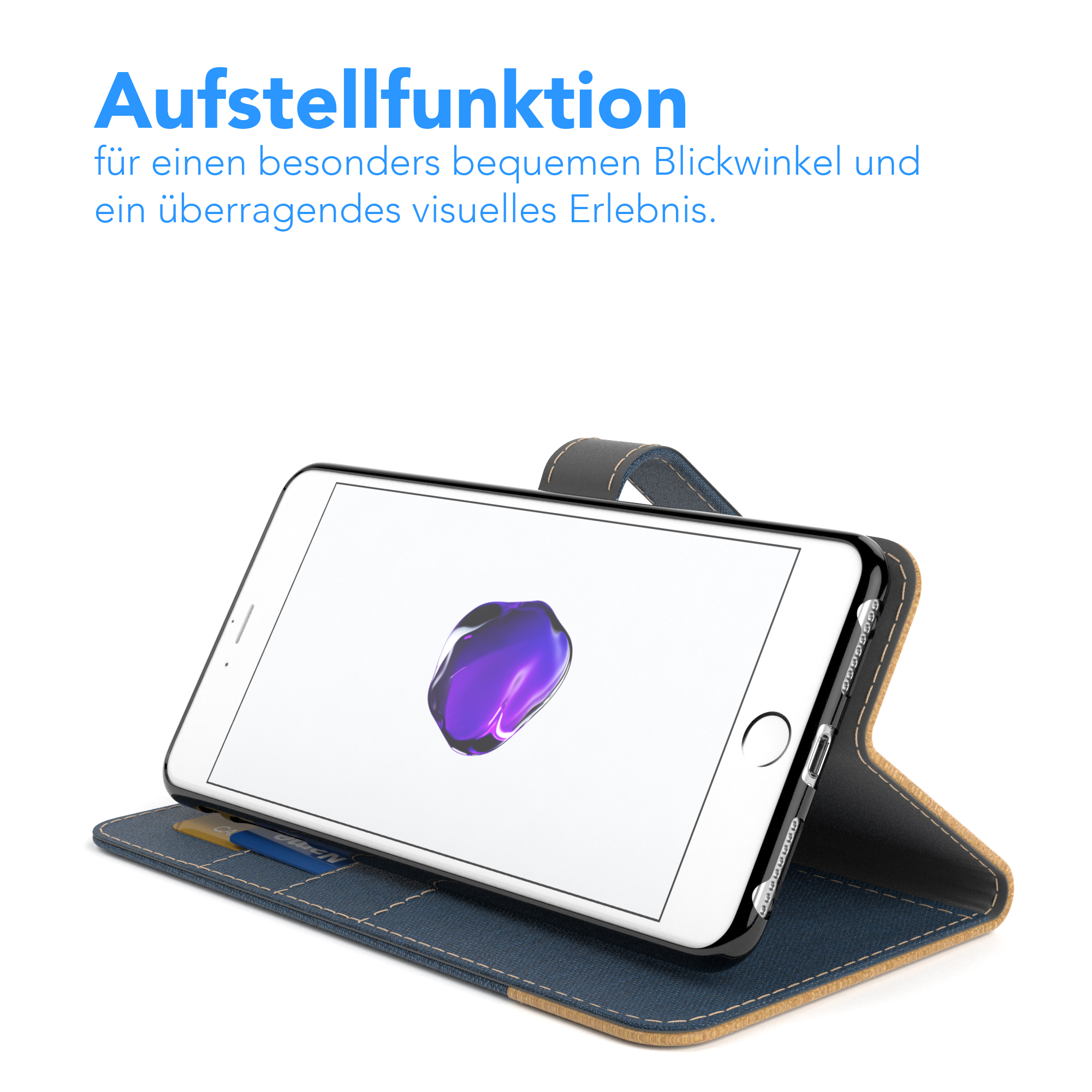 Telefon in einer Hülle, aufgestellt. Display ist sichtbar. Blaues Denim und braune Hülle.