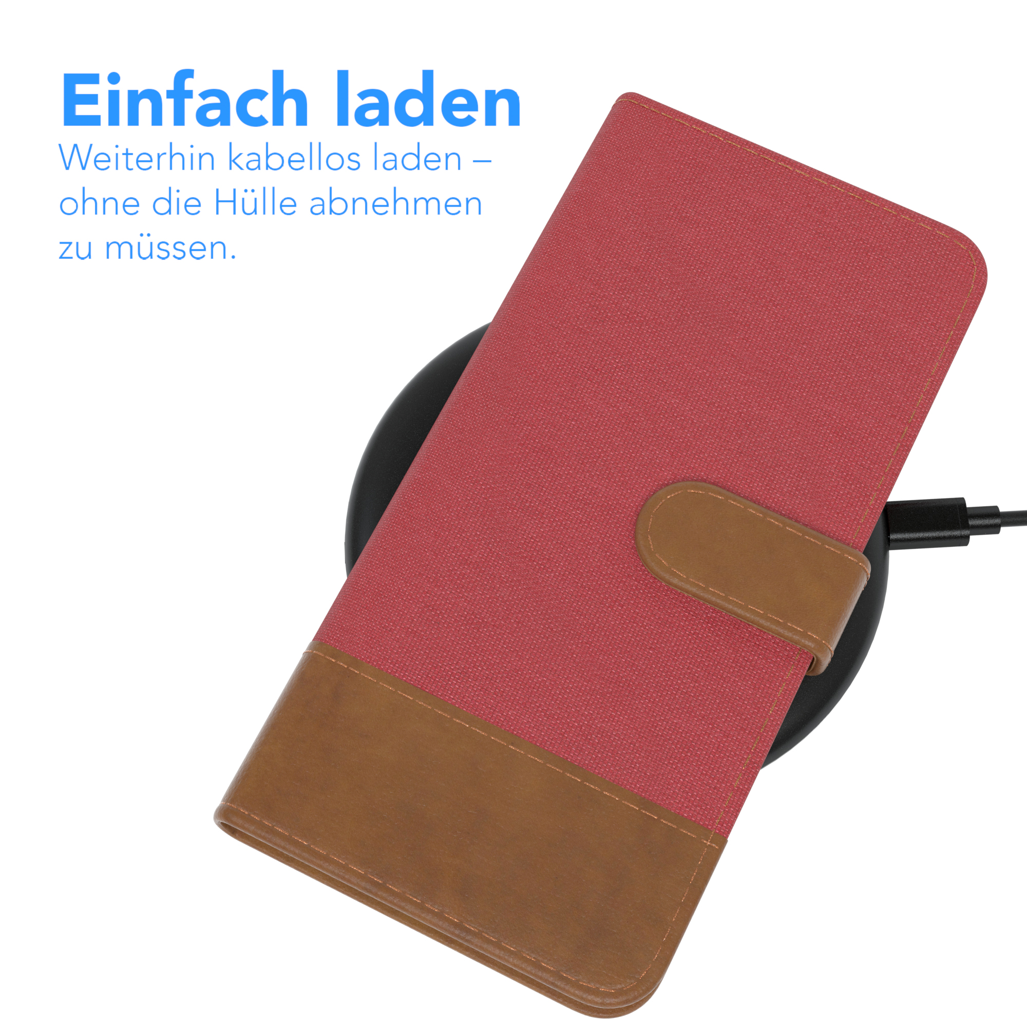 Rote Handyhülle auf einem kabellosen Ladegerät. Die Hülle liegt geschlossen auf einem schwarzen Ladepad.