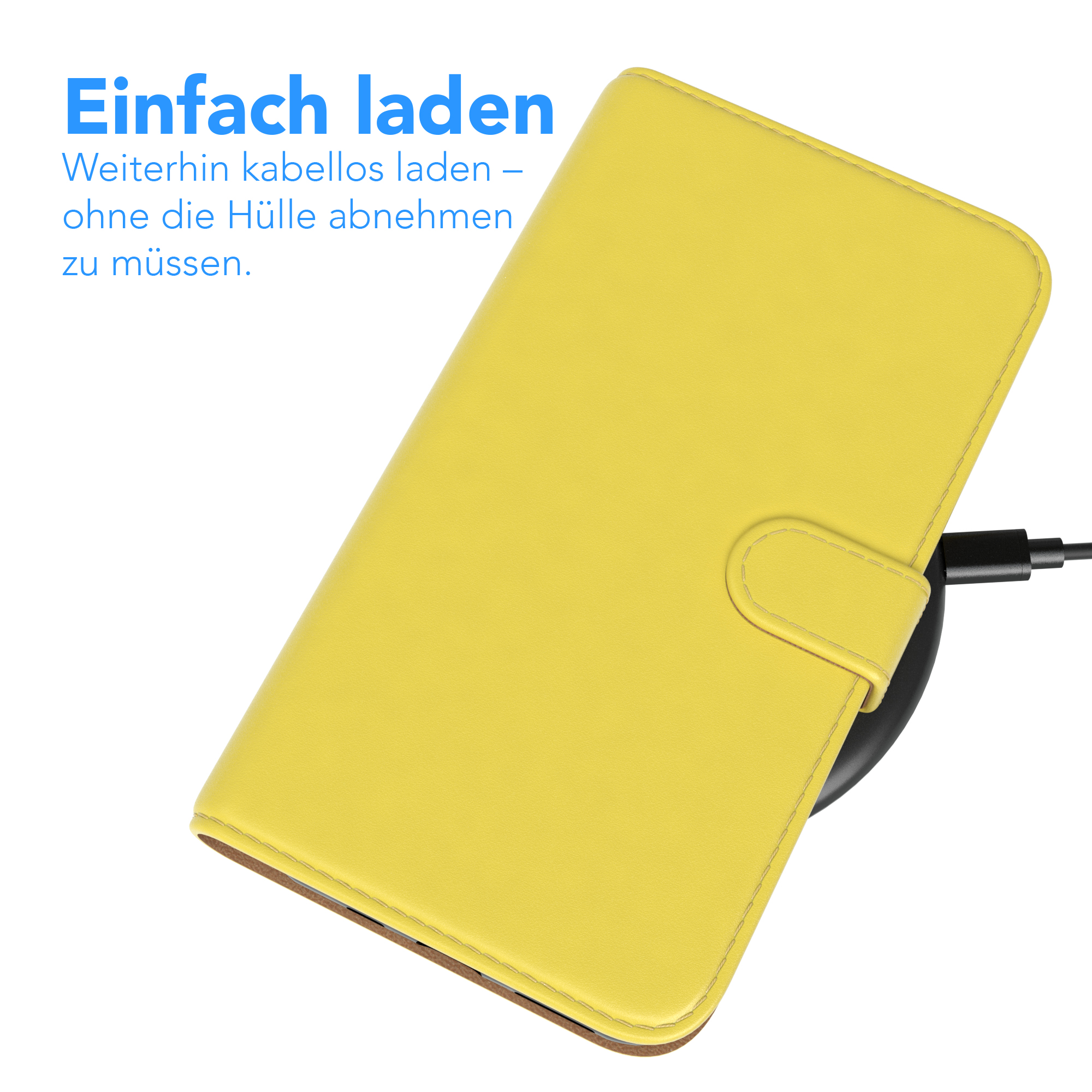 Gelbe Handyhülle auf einem kabellosen Ladegerät. Es ist auf weißem Hintergrund.