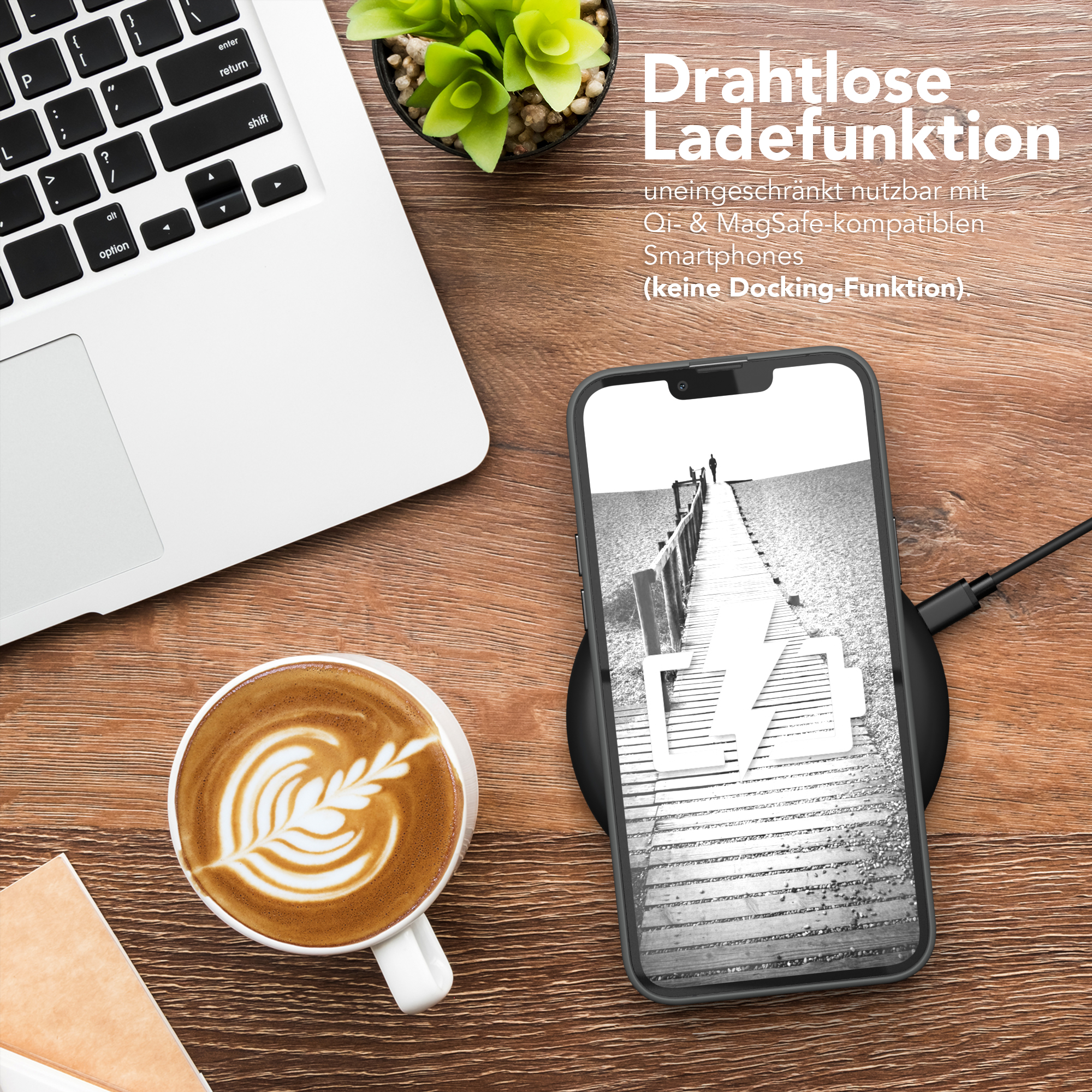 Laptop, Kaffee mit Latte Art und Telefon auf Ladepad. Text: Drahtlose Ladefunktion.