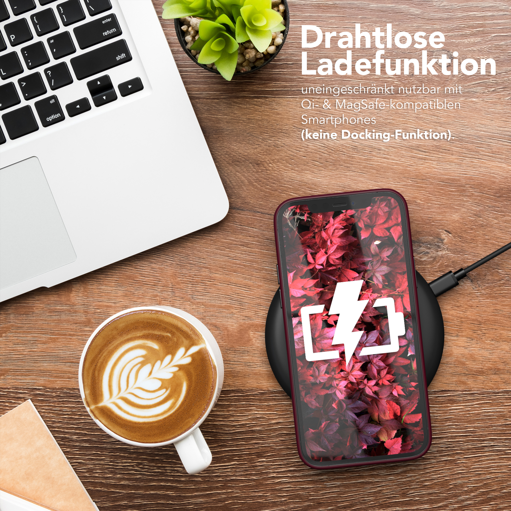 Laptop, Kaffee, Telefon lädt. Telefon zeigt Blätter. Holztisch.