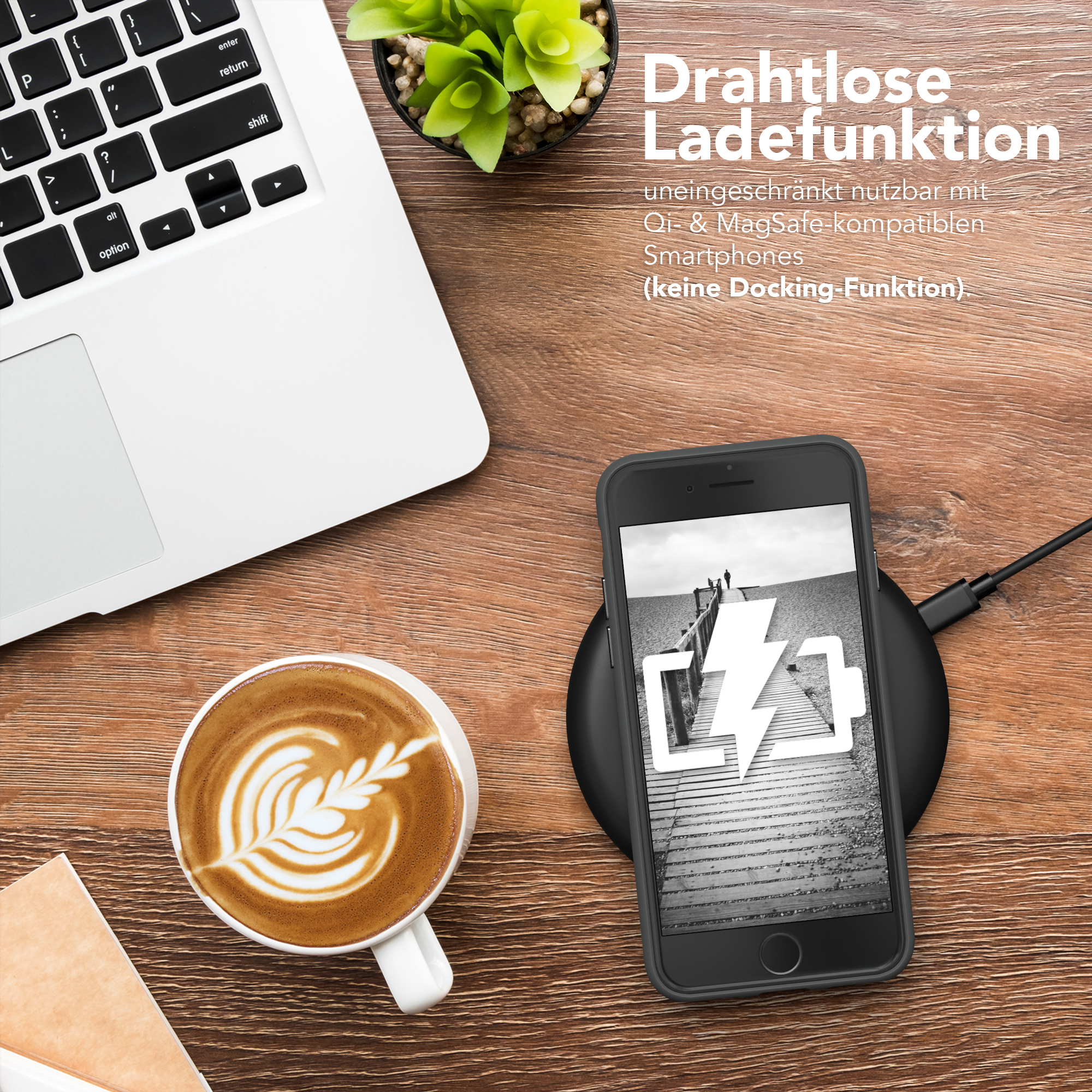 Telefon kabellos laden mit Kaffee und Laptop auf einem Holztisch.