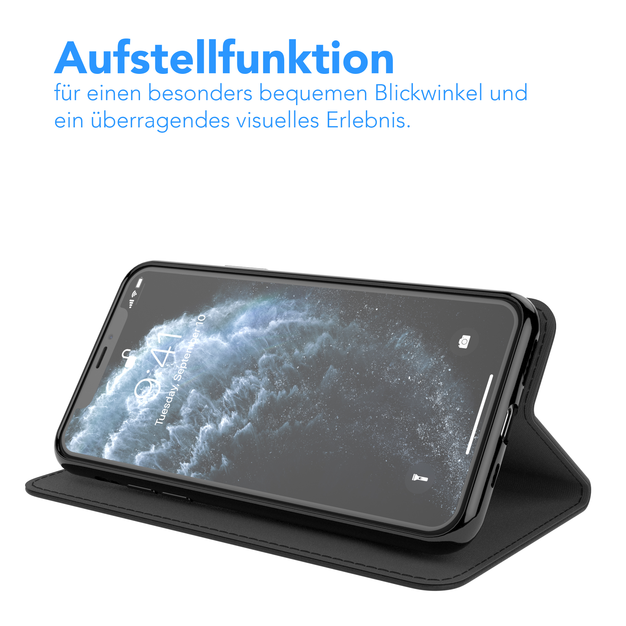 Handyhülle mit Telefon, schräg dargestellt. Schwarze Hülle, zeigt die Uhrzeit.