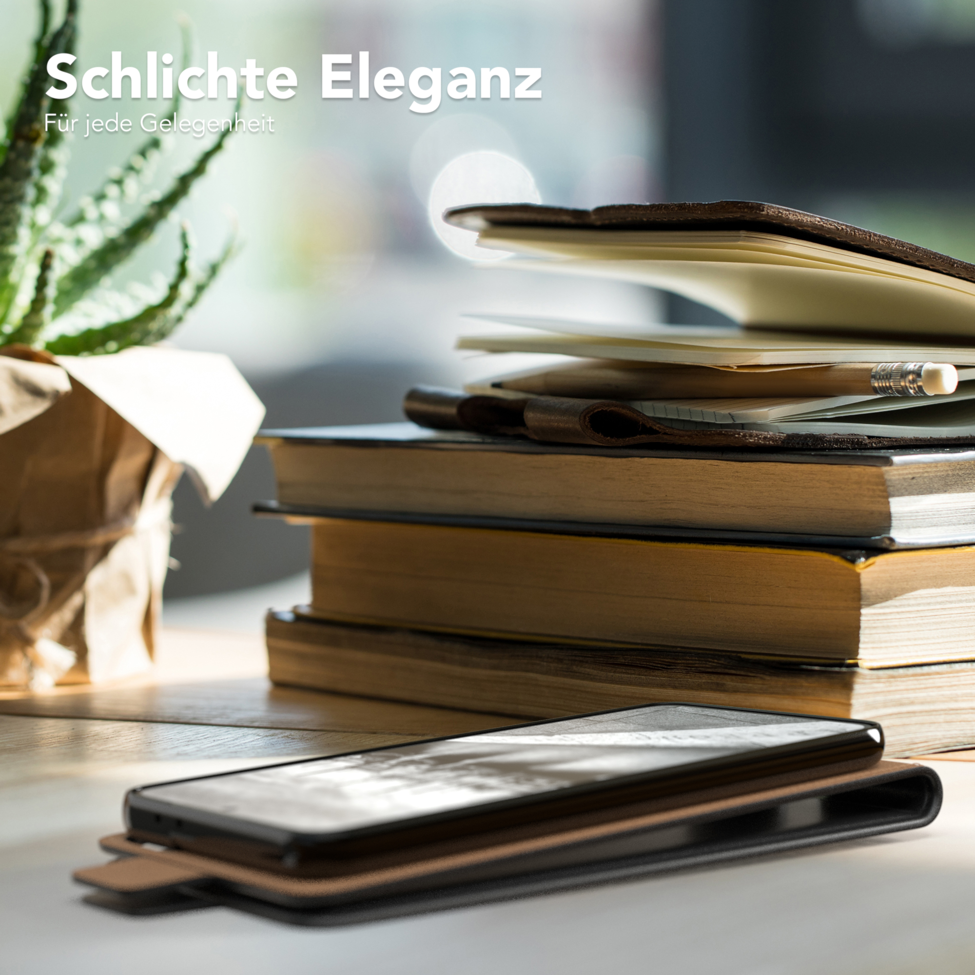 Smartphone-Hülle mit Büchern, Bleistift und einer Pflanze im Hintergrund auf einer Holzoberfläche.