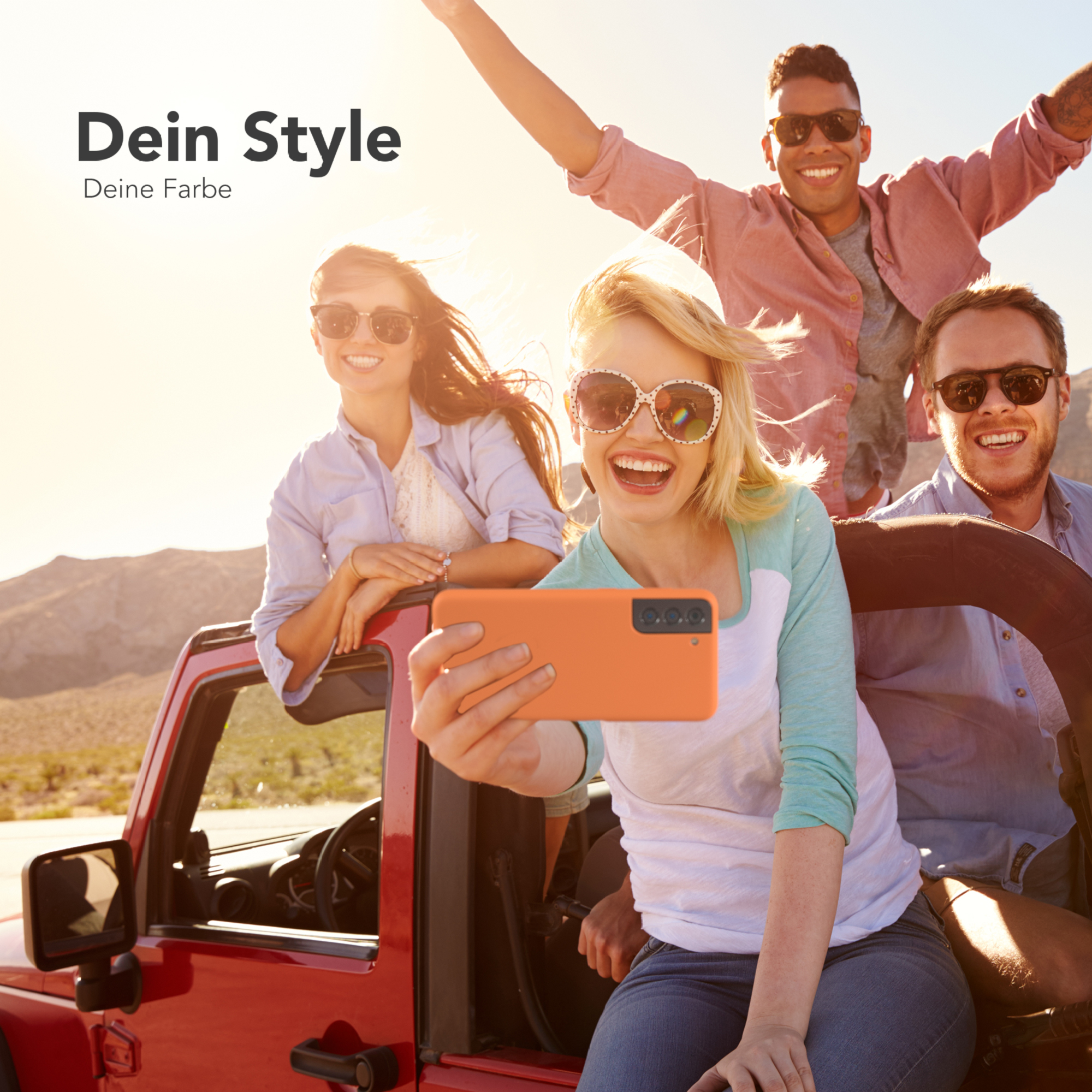 Vier Personen in einem Jeep machen ein Selfie mit einem orangefarbenen Telefon.