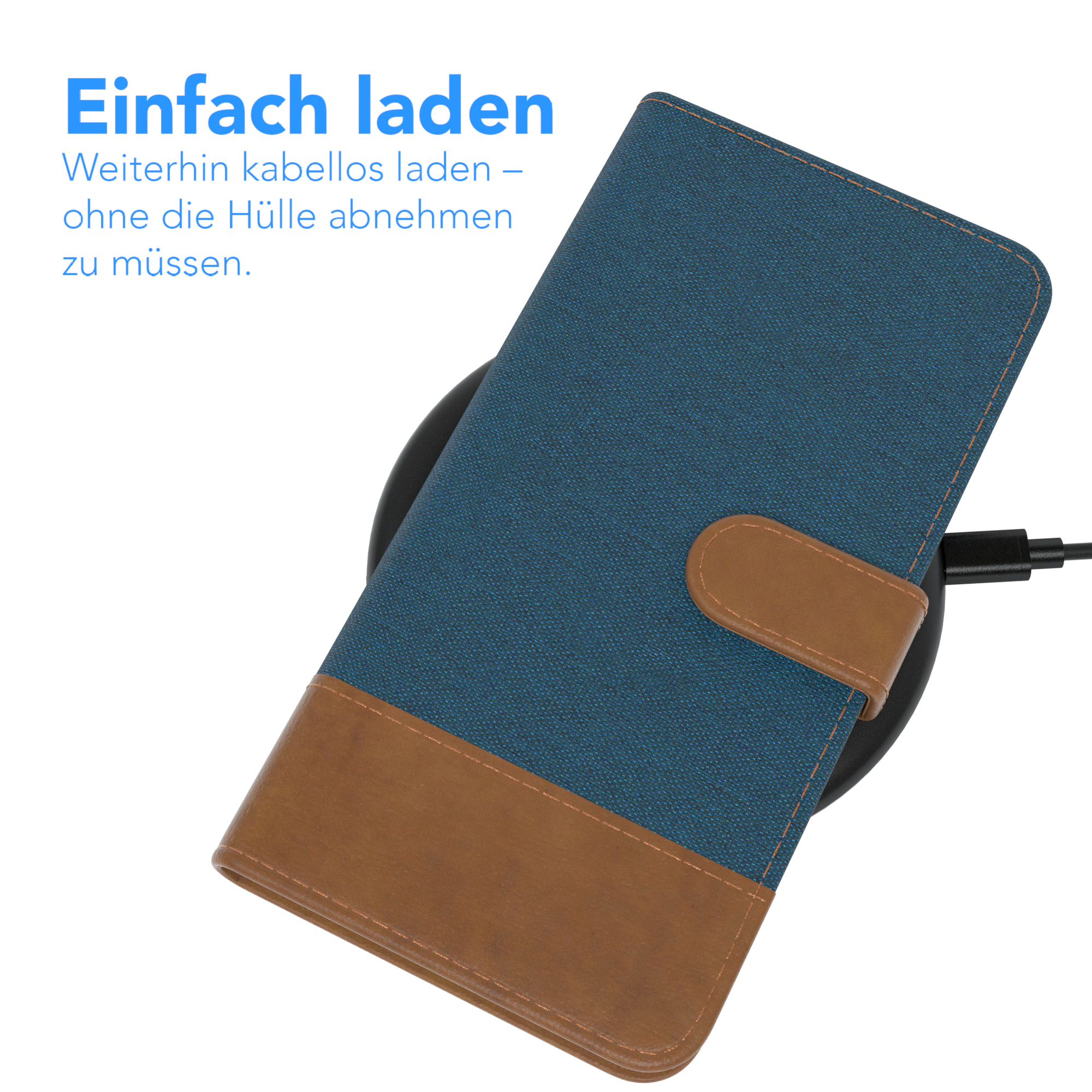 Handyhülle auf einem kabellosen Ladepad, mit blauem und braunem Design.