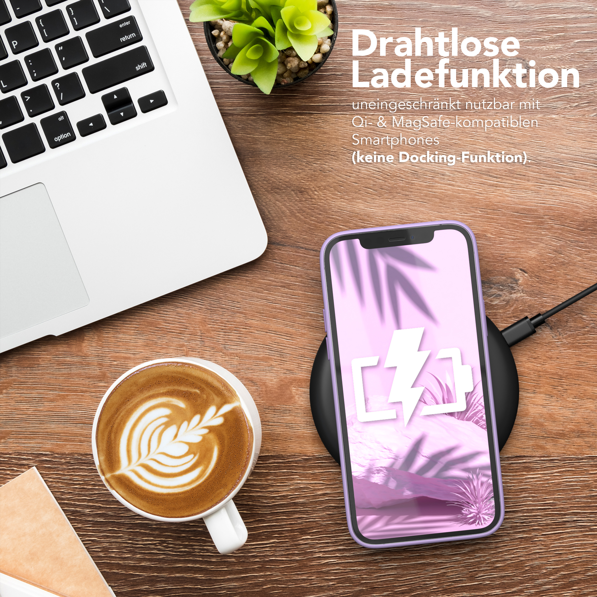 Telefon auf kabellosem Ladegerät, Kaffeetasse und Laptop. Telefonbildschirm zeigt einen Blitz.