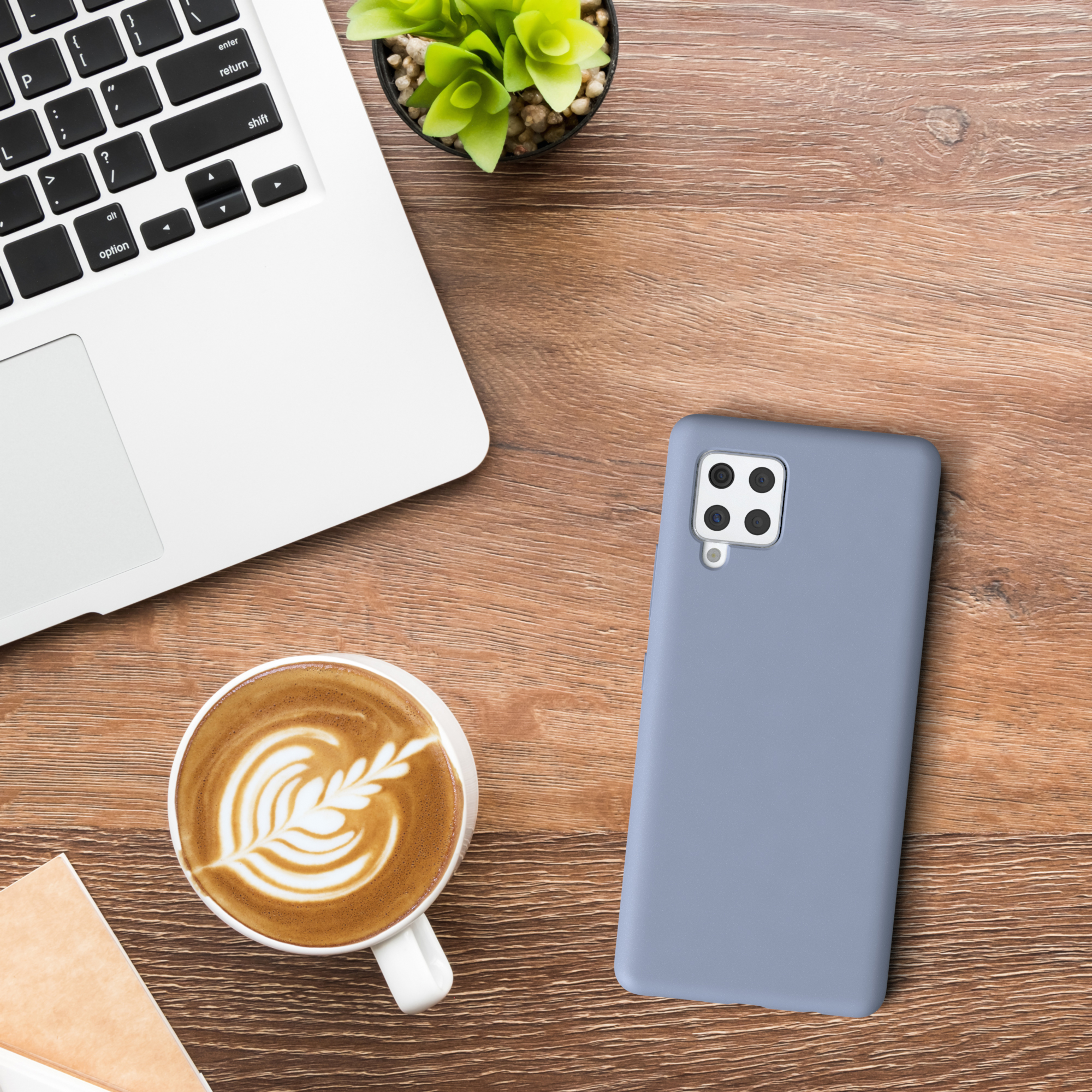 Laptop, Kaffee und hellblaue Handyhülle auf Holz.