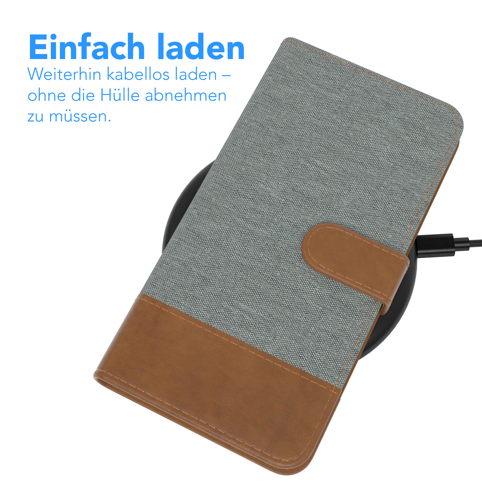 Telefon in grauem Case auf kabellosem Ladegerät, brauner Lederboden, Ladekabel.