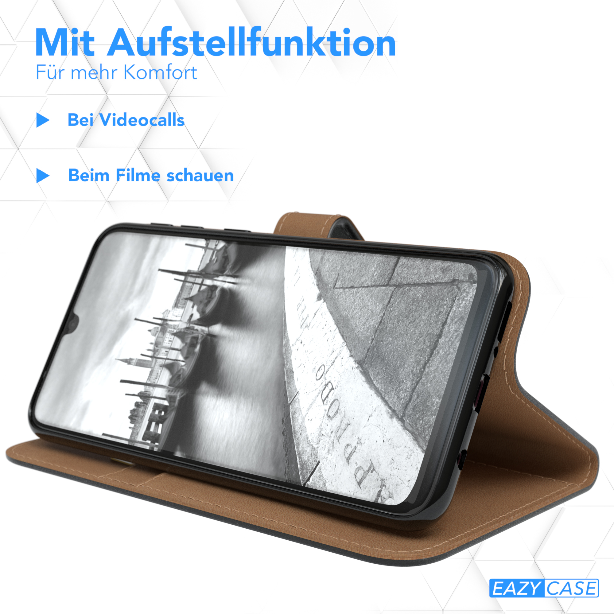 Telefon in brauner Hülle, Bildschirm zeigt Straßenszene. Text: Mit Aufstellfunktion für mehr Komfort.