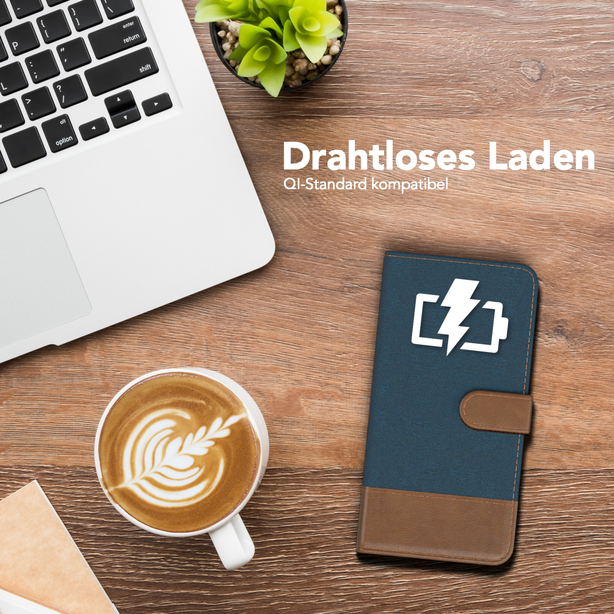 Ein Laptop, eine Kaffeetasse, ein Notizblock und eine Handyhülle auf einer Holzoberfläche. Die Hülle hat ein Symbol.