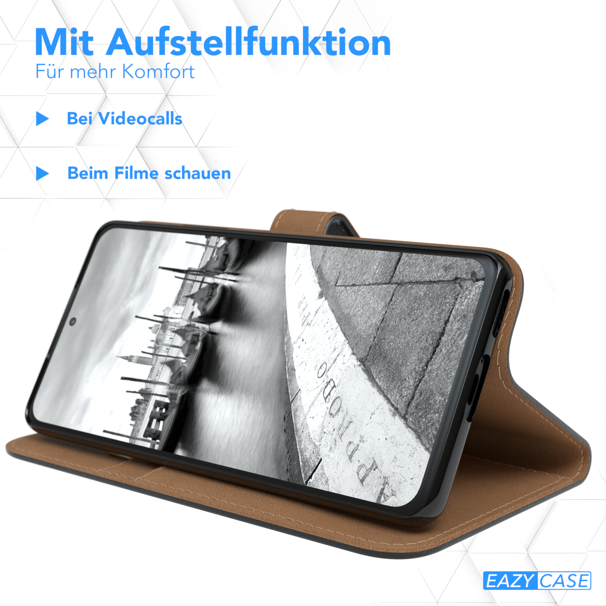 Ein Telefon in einer braunen Lederhülle, angewinkelt, Bildschirm zeigt ein Schwarzweißbild. Das Logo unten.