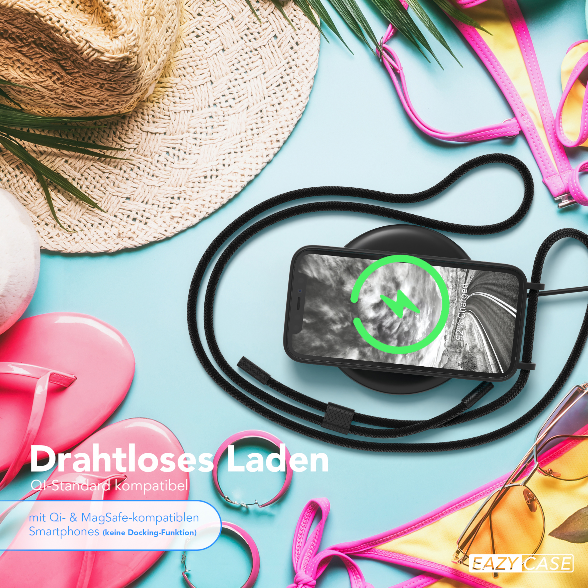 Telefon wird kabellos geladen; Strandaccessoires im Hintergrund.