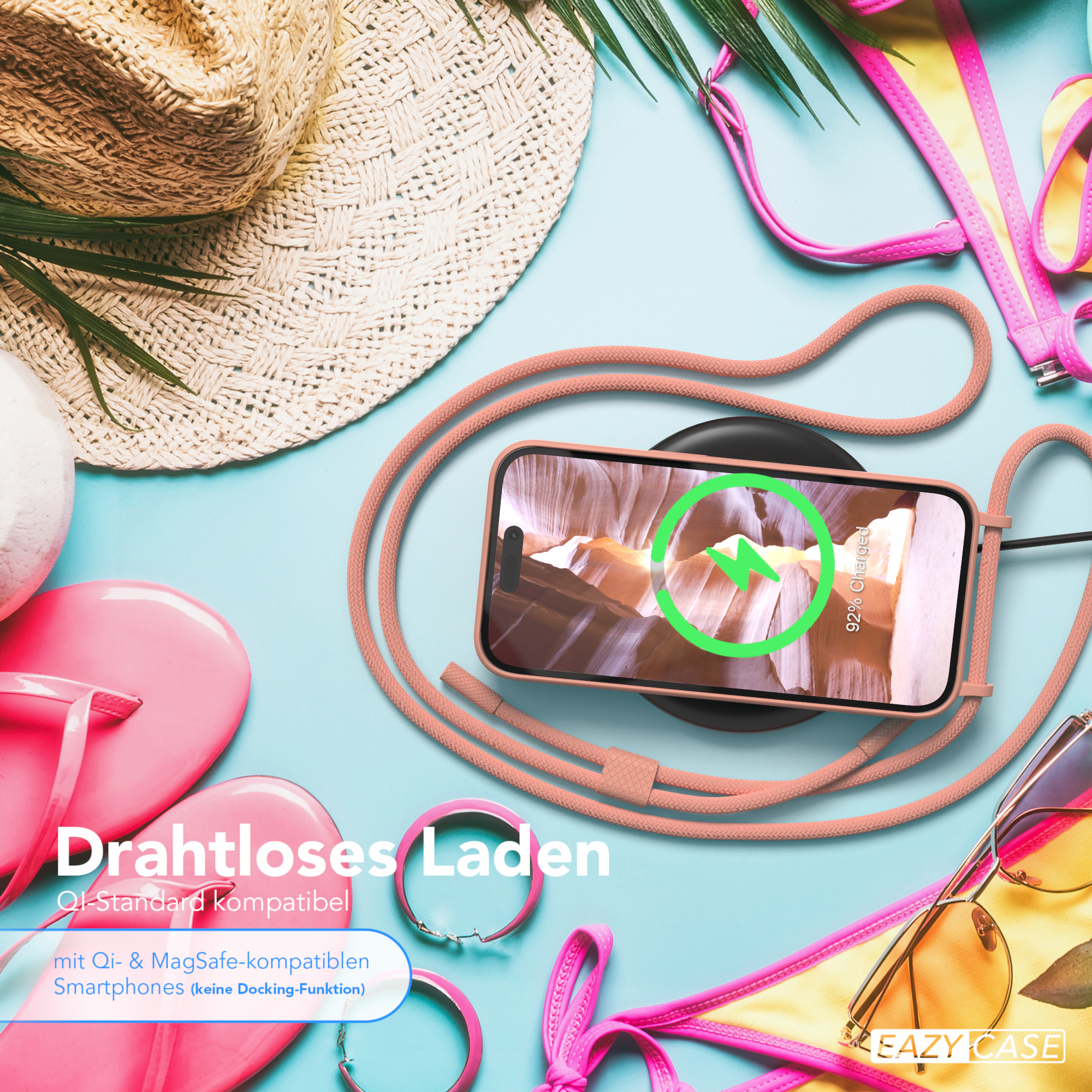 Telefon lädt auf einem Pad, Strandelemente, Bikini und Zubehör.
