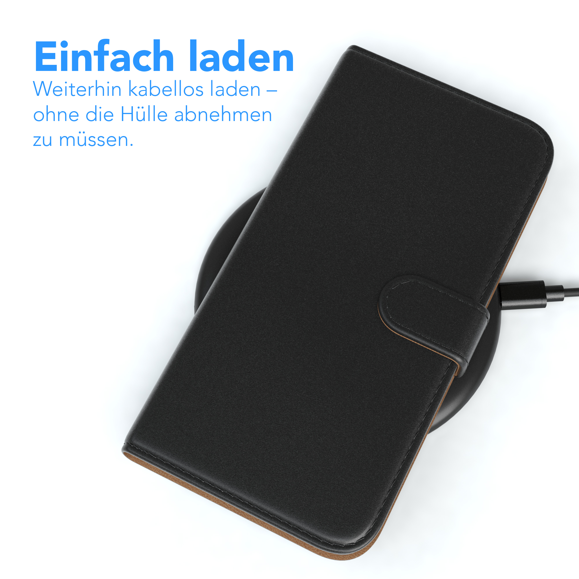 Telefon in schwarzer Hülle lädt kabellos. Braunes Leder innen sichtbar.