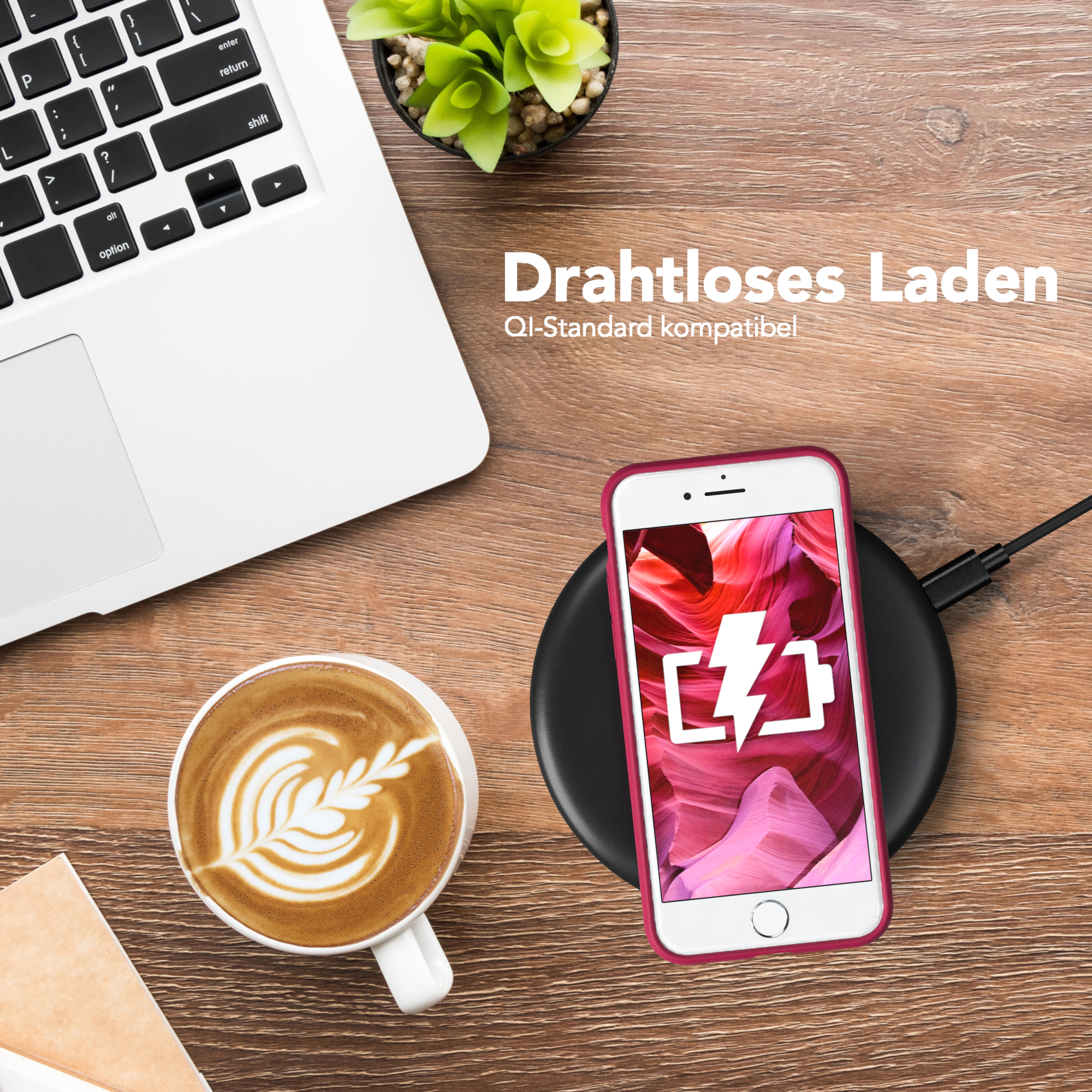 Ein Telefon, das auf einem kabellosen Ladegerät geladen wird, mit Laptop, Kaffee und Text zum kabellosen Laden.