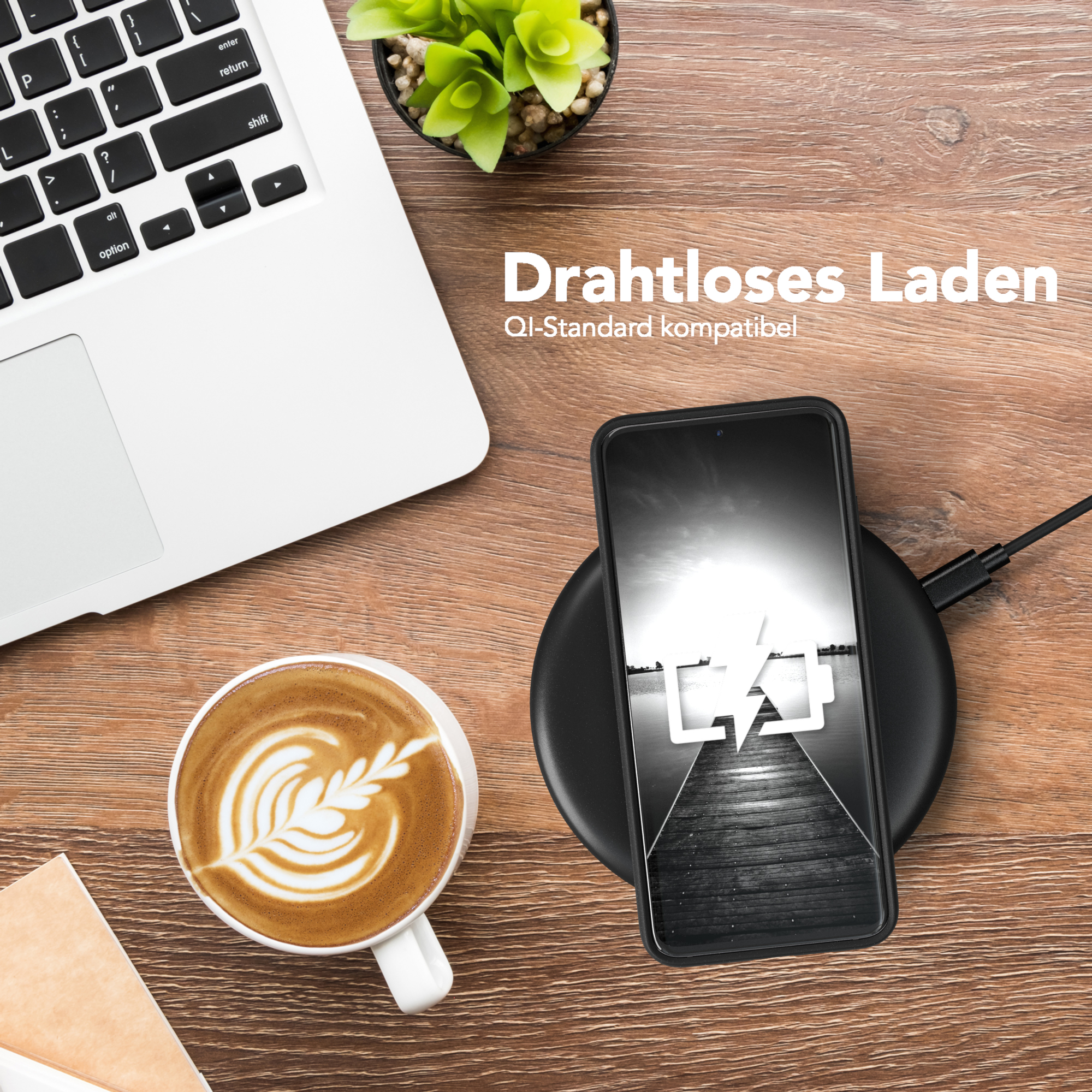Telefon auf kabellosem Ladegerät, Kaffeetasse und Laptop. Der Telefonbildschirm zeigt ein Straßenbild.