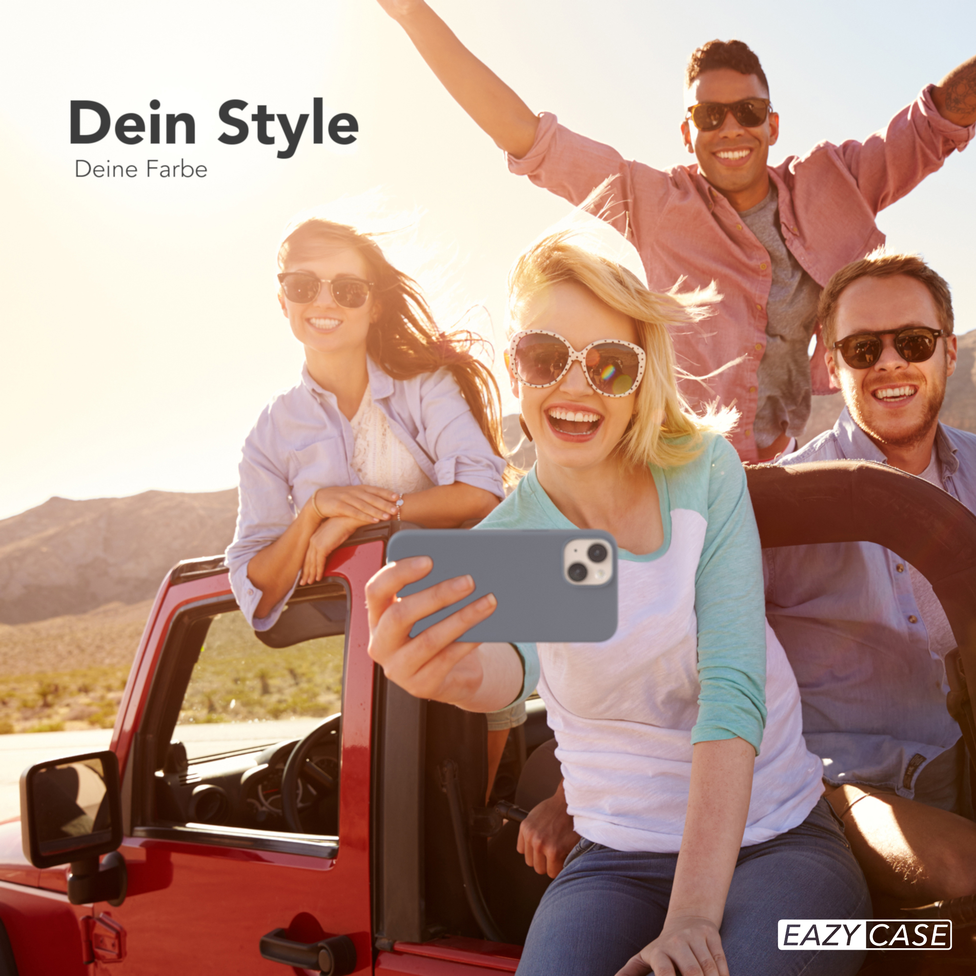 Vier Personen machen ein Selfie in einem roten Jeep und lächeln in die Kamera.