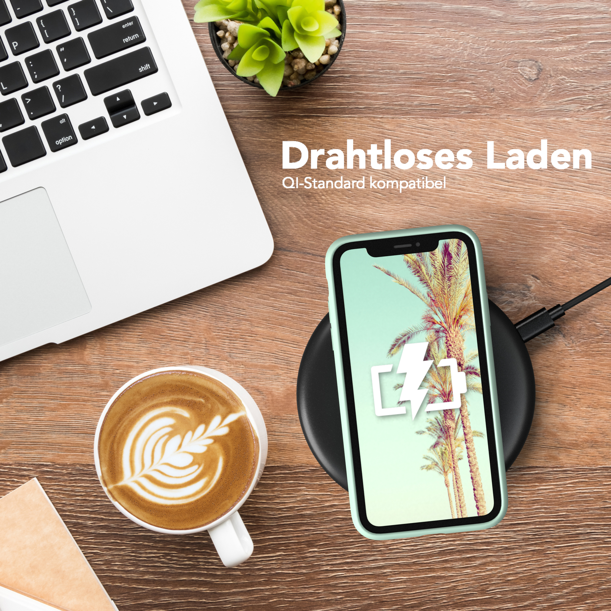 Laptop, Telefon auf kabellosem Ladegerät, Kaffee, Pflanze. Text über kabellose Ladefunktionen.