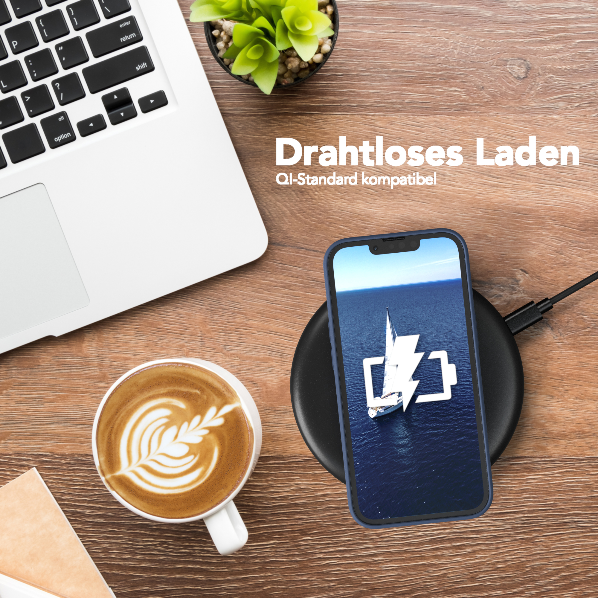 Laptop, Kaffee und kabelloses Laden des Telefons auf Holz.