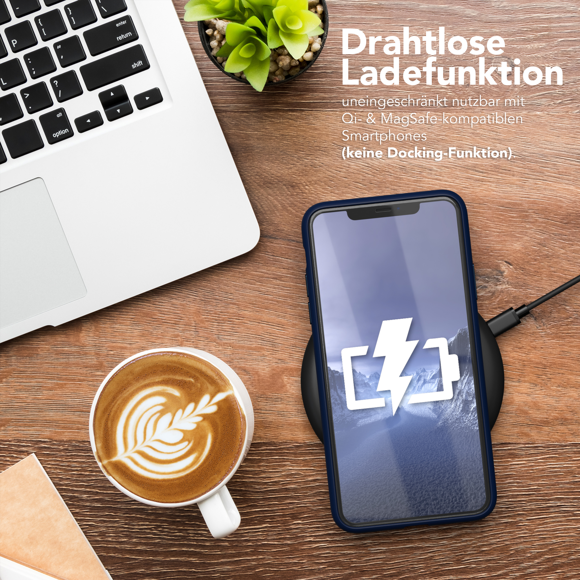Laptop, Kaffee, Telefon auf kabellosem Ladegerät auf Holzschreibtisch. Text: Kabellose Ladefunktion.