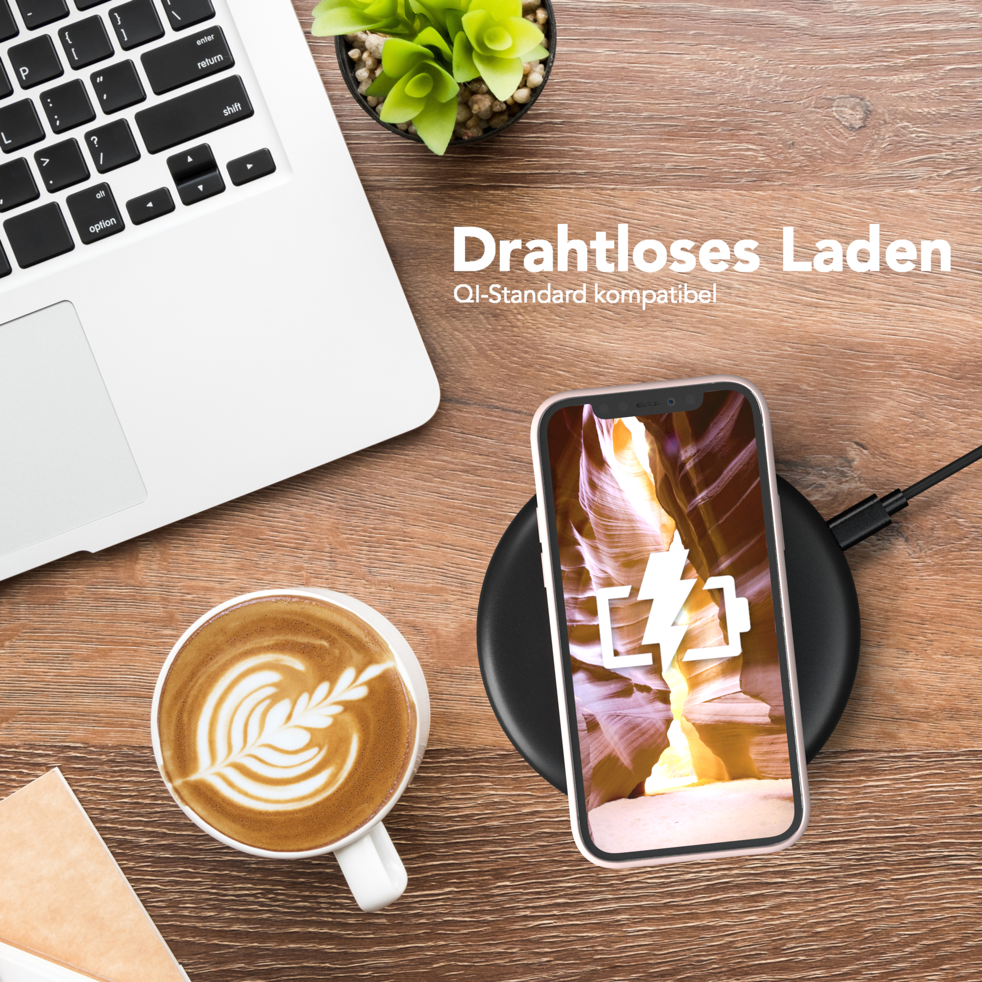 Telefon auf kabellosem Ladegerät, Kaffee, Laptop auf Holzschreibtisch.