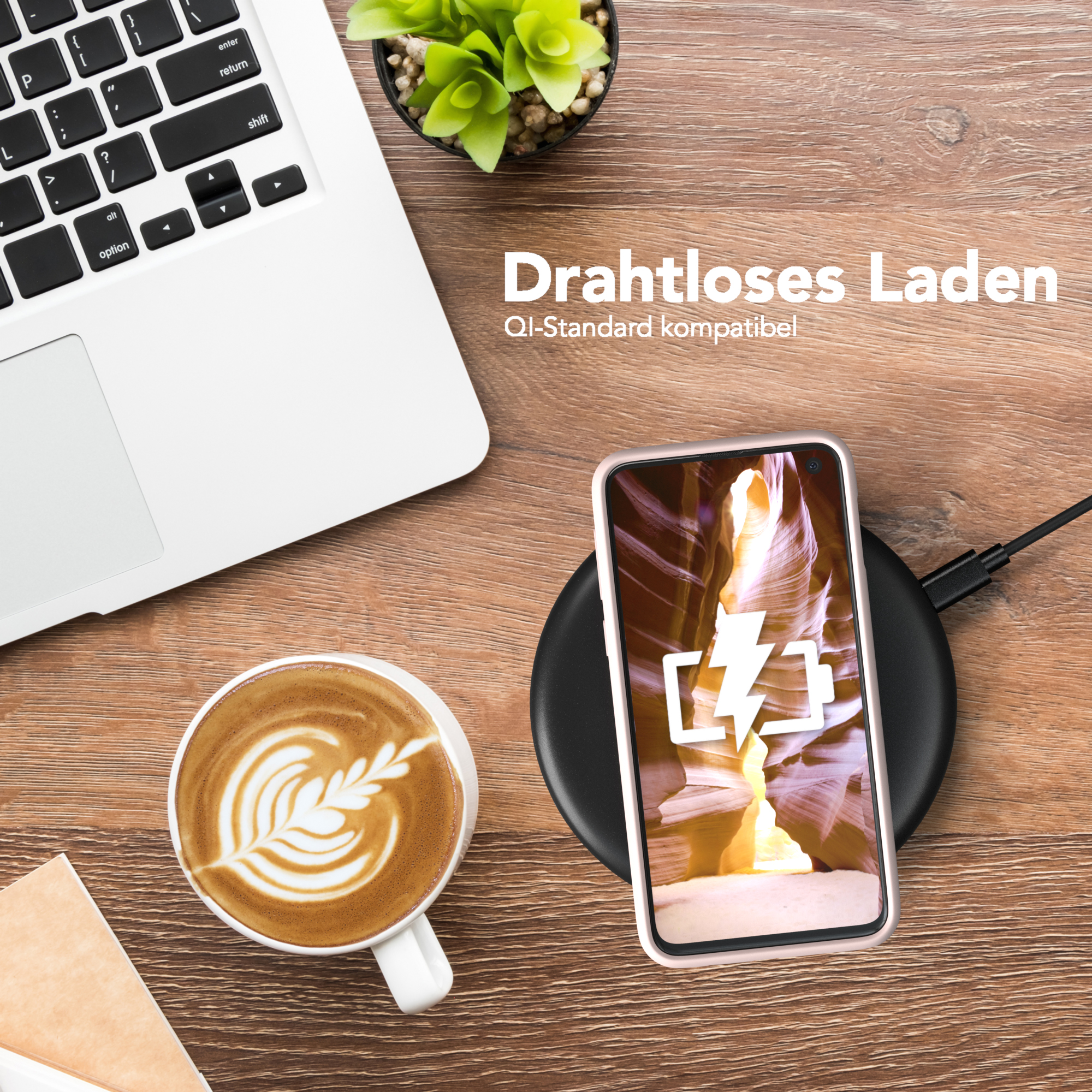 Laptop, Kaffee und ein Telefon, das auf einem kabellosen Ladegerät geladen wird.