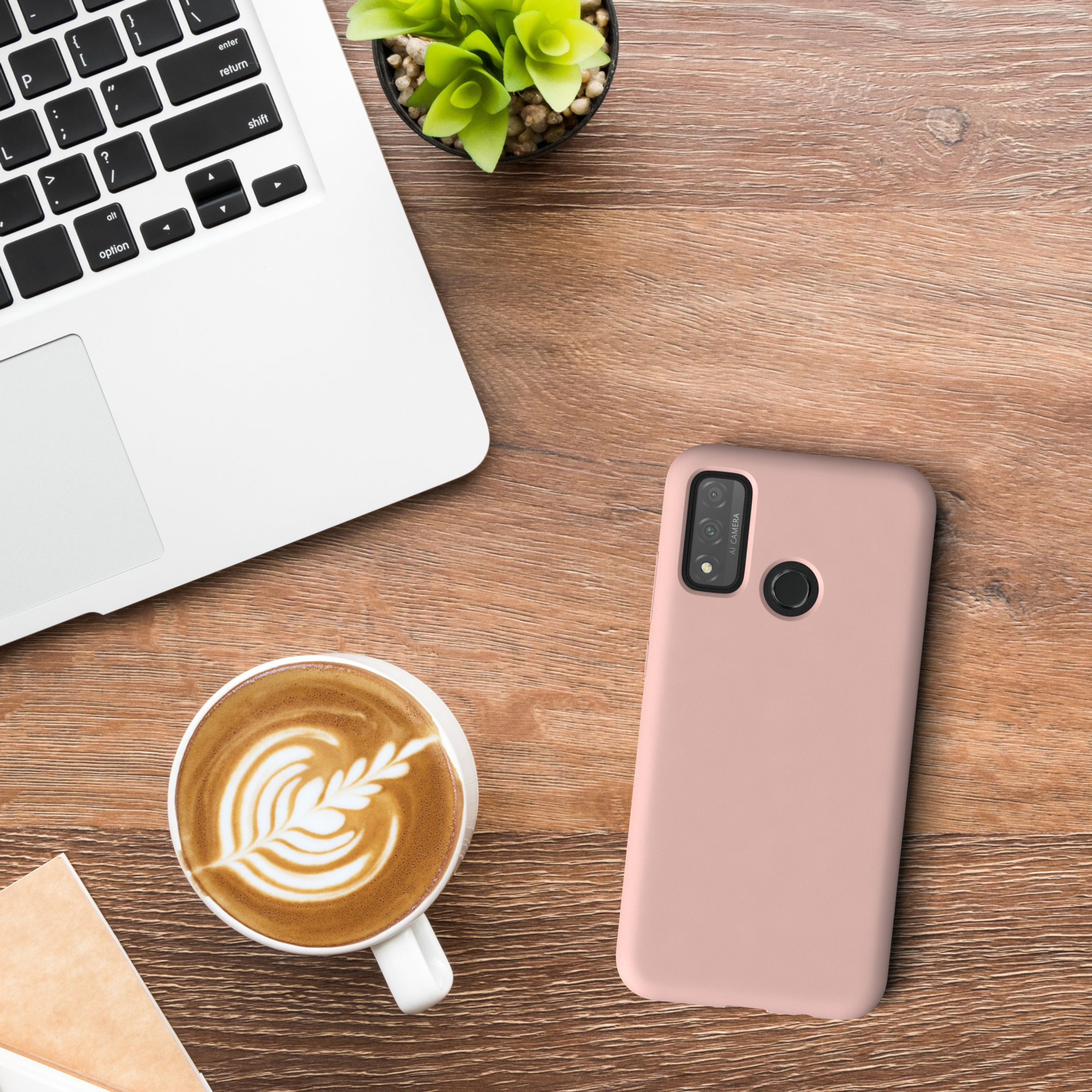 Laptop, Telefon mit Hülle, Kaffee und Pflanze auf Holztisch. Draufsicht.
