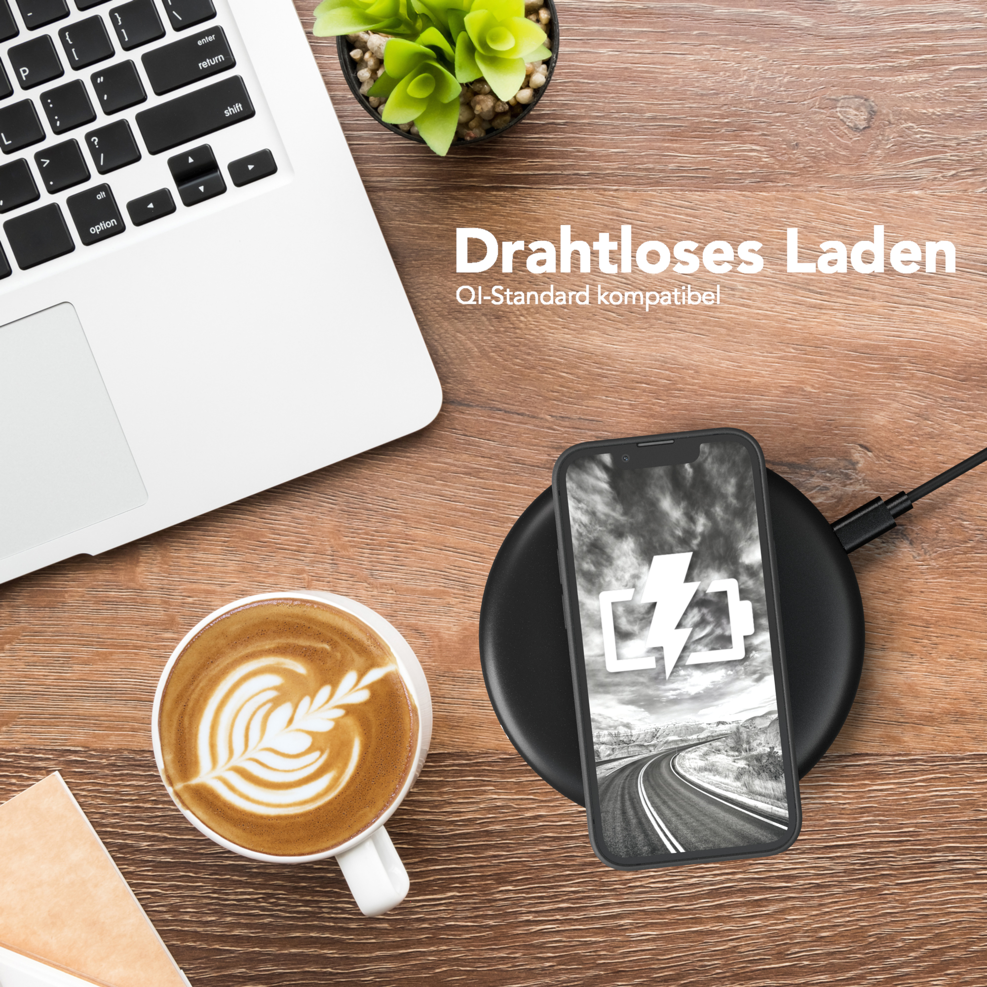 Ein Telefon auf einem kabellosen Ladegerät. Ein Laptop und eine Kaffeetasse sind in der Nähe. Das Telefon zeigt einen Blitz.