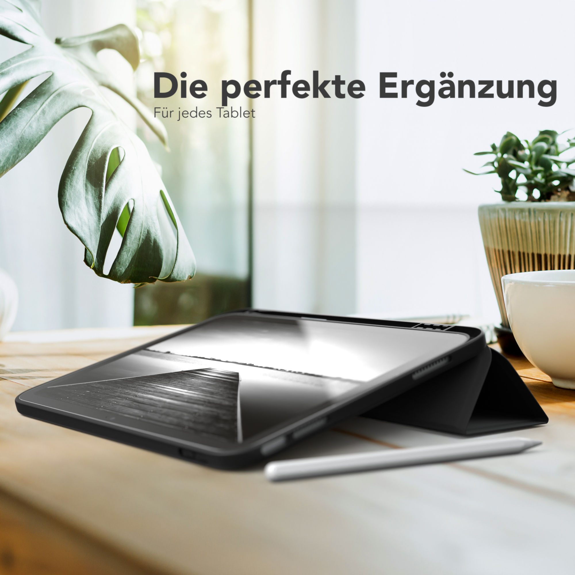 Tablet in schwarzem Case, mit weißem Stift auf Holztisch.