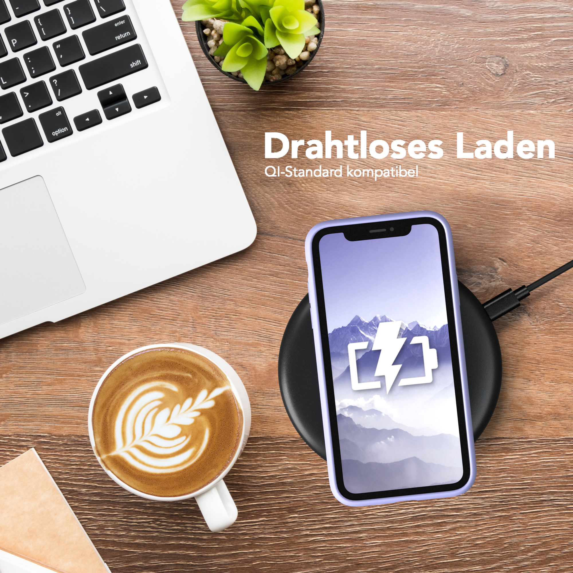 Telefon mit Hülle auf kabellosem Ladegerät, Kaffee, Laptop auf Holztisch.