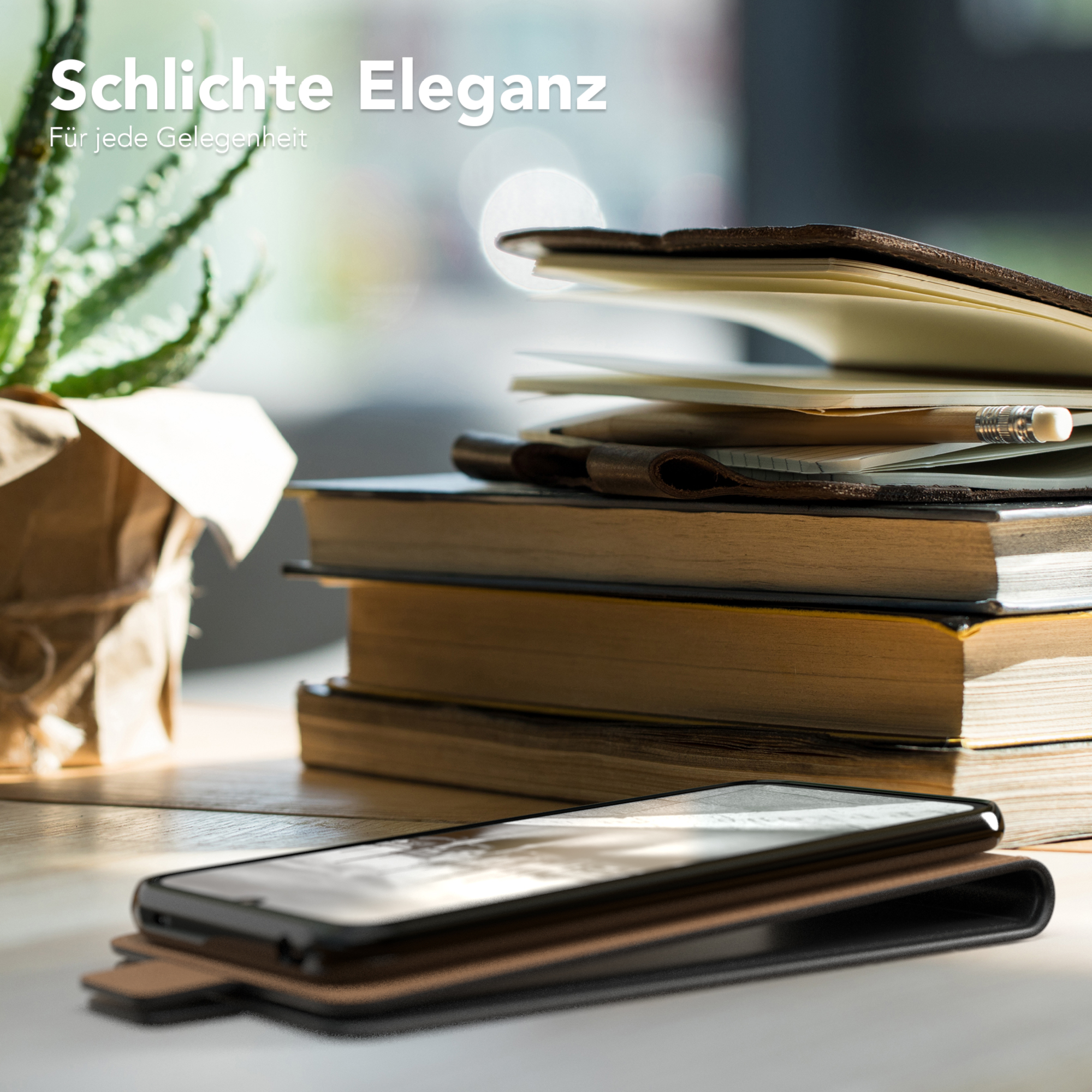 Telefon mit Lederhülle auf einem Holztisch, neben Büchern und einer Pflanze. Elegante Innenraum.