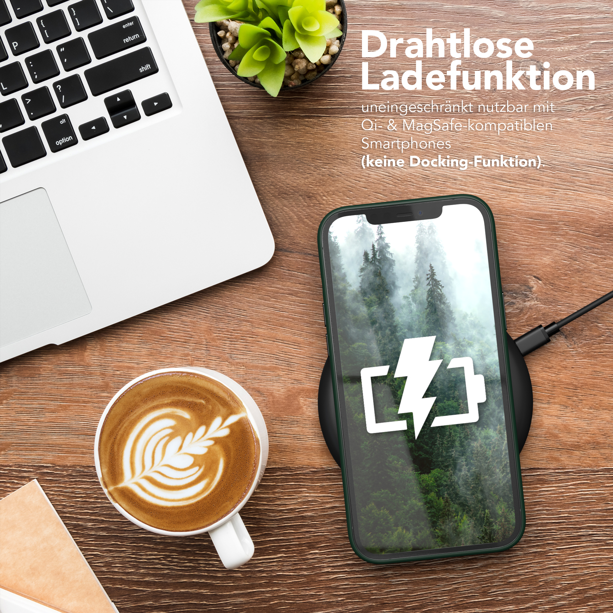 Laptop, Kaffee mit Latte Art und Telefon auf Ladepad. Text: Drahtlose Ladefunktion.