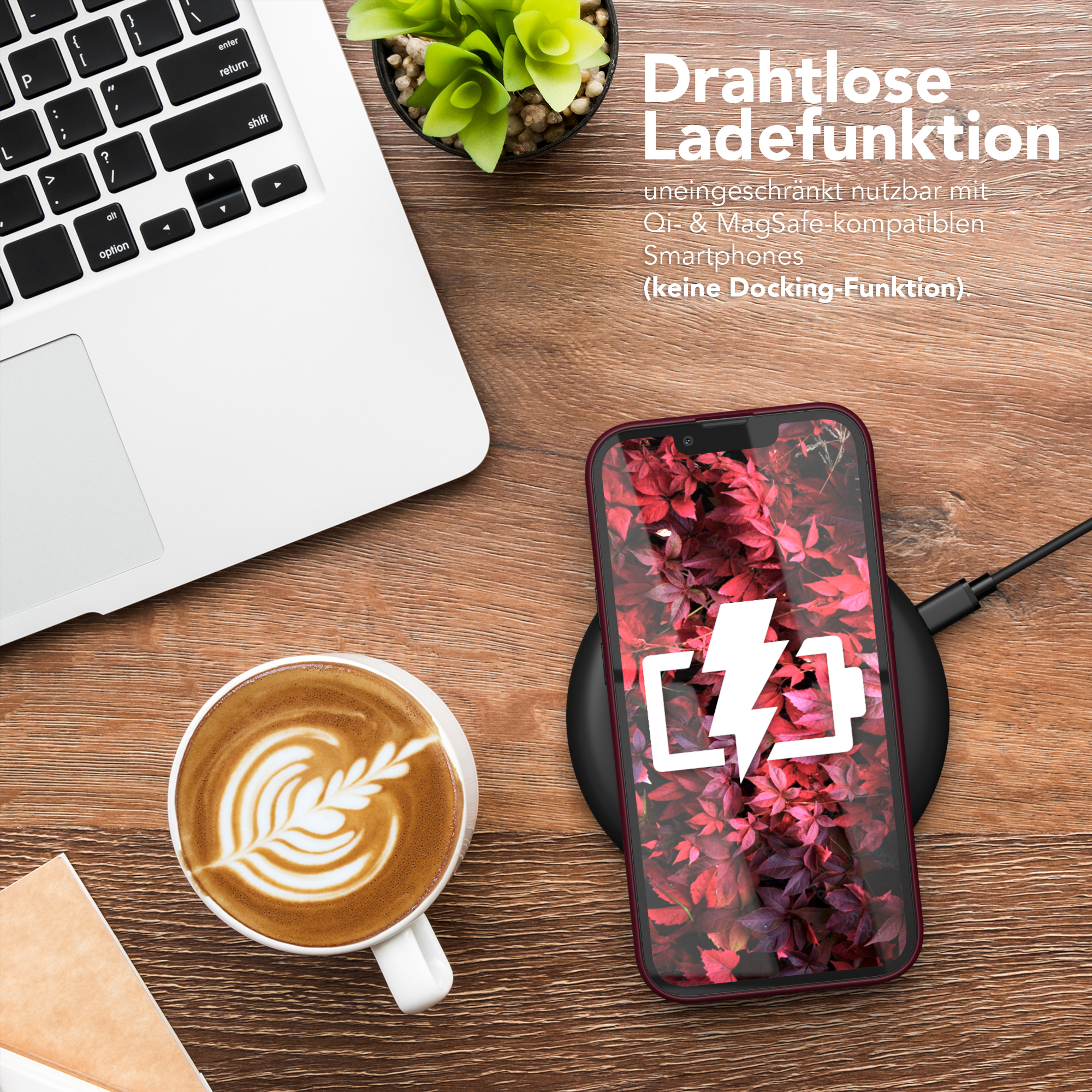 Telefon lädt kabellos, neben Laptop und Kaffee.