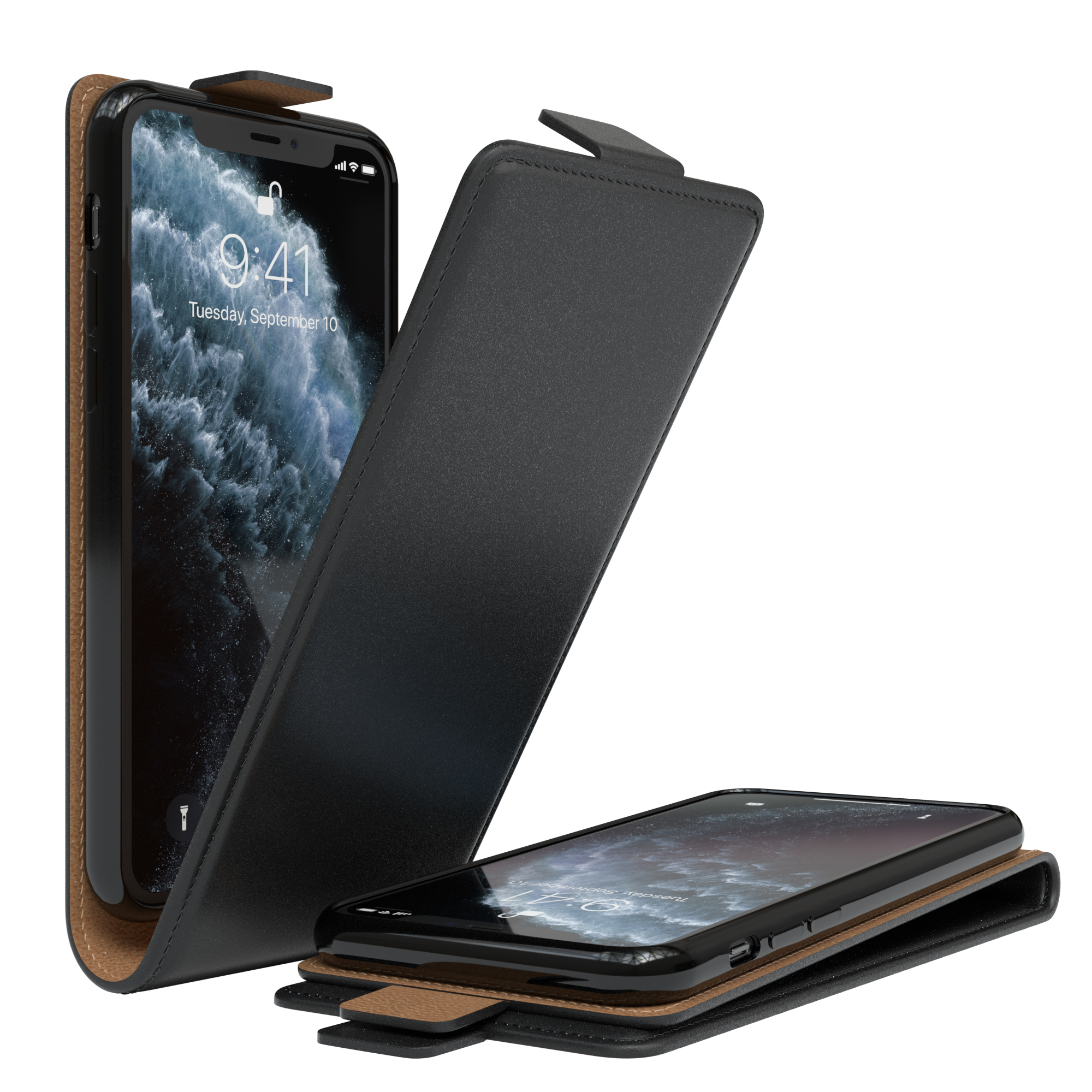 Geöffnete schwarze Handyhülle, zeigt ein Telefon. Die Hülle befindet sich auf weißem Hintergrund.