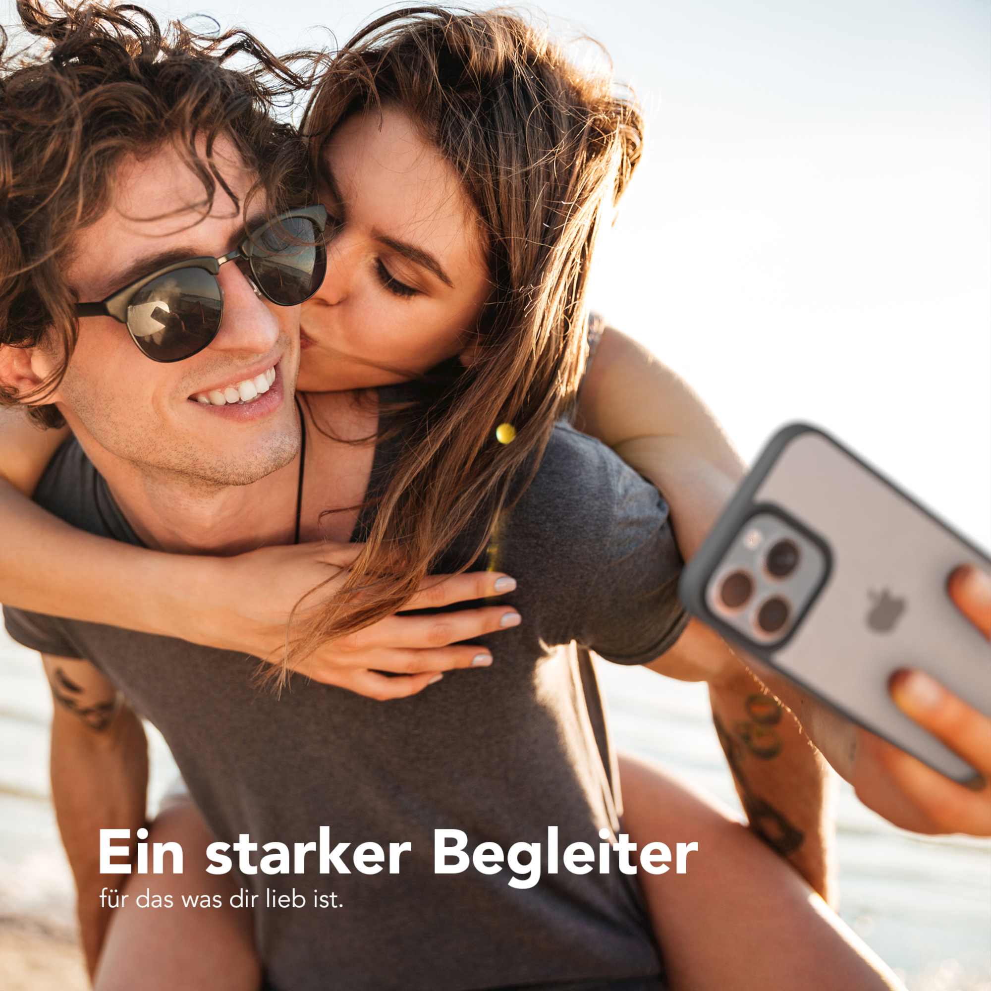 Ein Paar macht ein Selfie mit einem Telefon in einer Hülle. Text: Ein starker Begleiter.