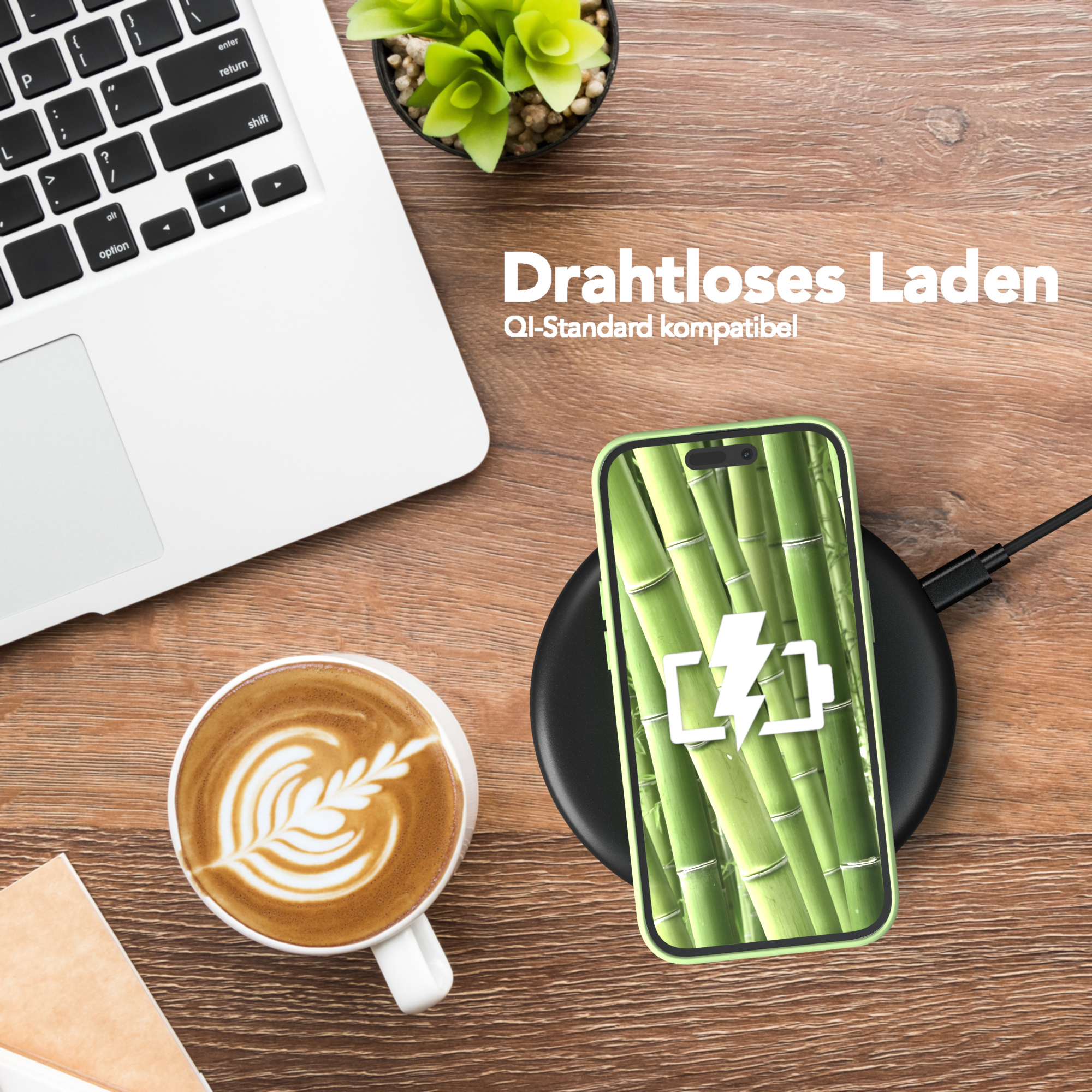 Ein Telefon wird kabellos geladen. Ein Laptop und ein Latte stehen auch auf dem Holztisch.