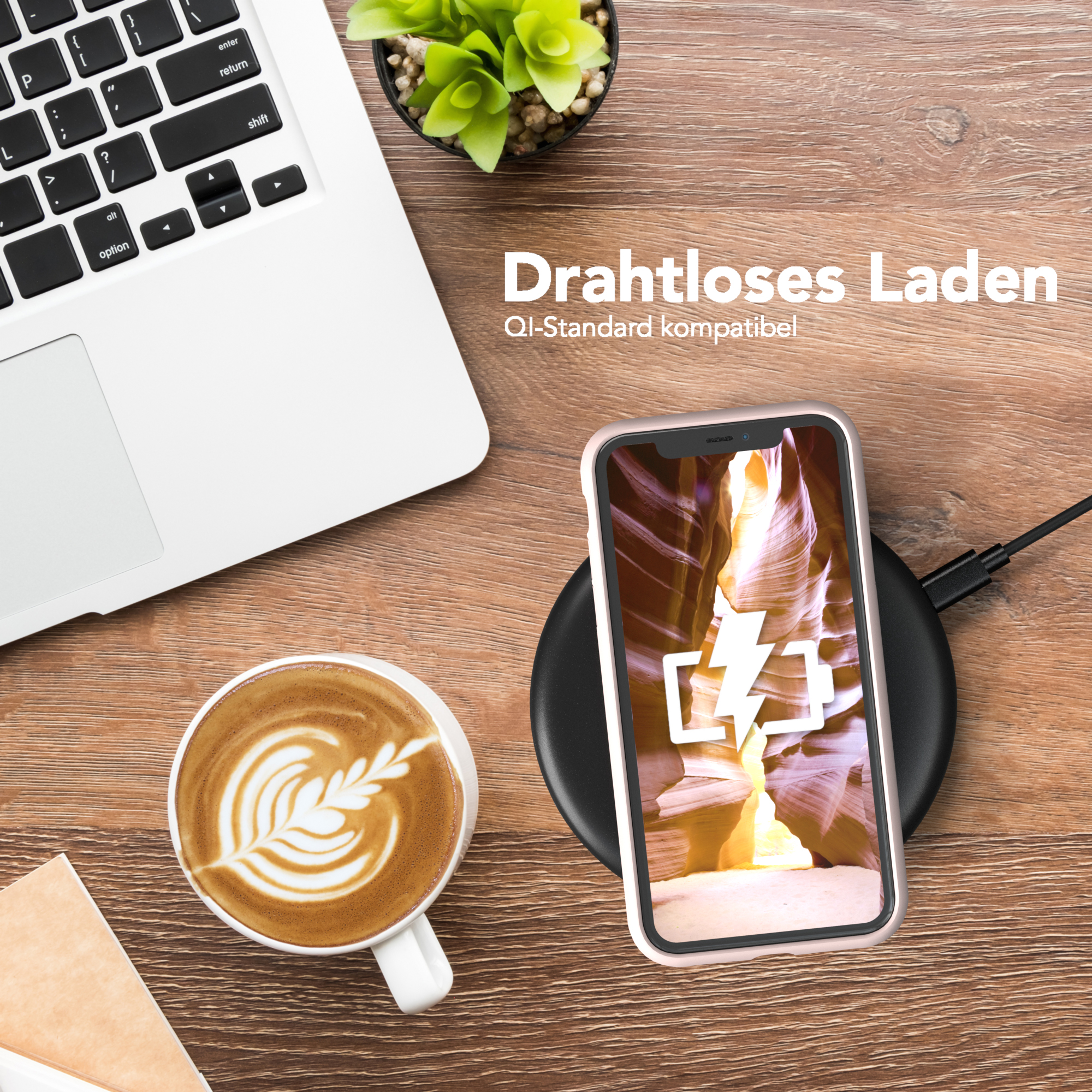 Laptop, Kaffee, Telefon auf kabellosem Ladegerät. Holztisch. Telefon in Hülle.
