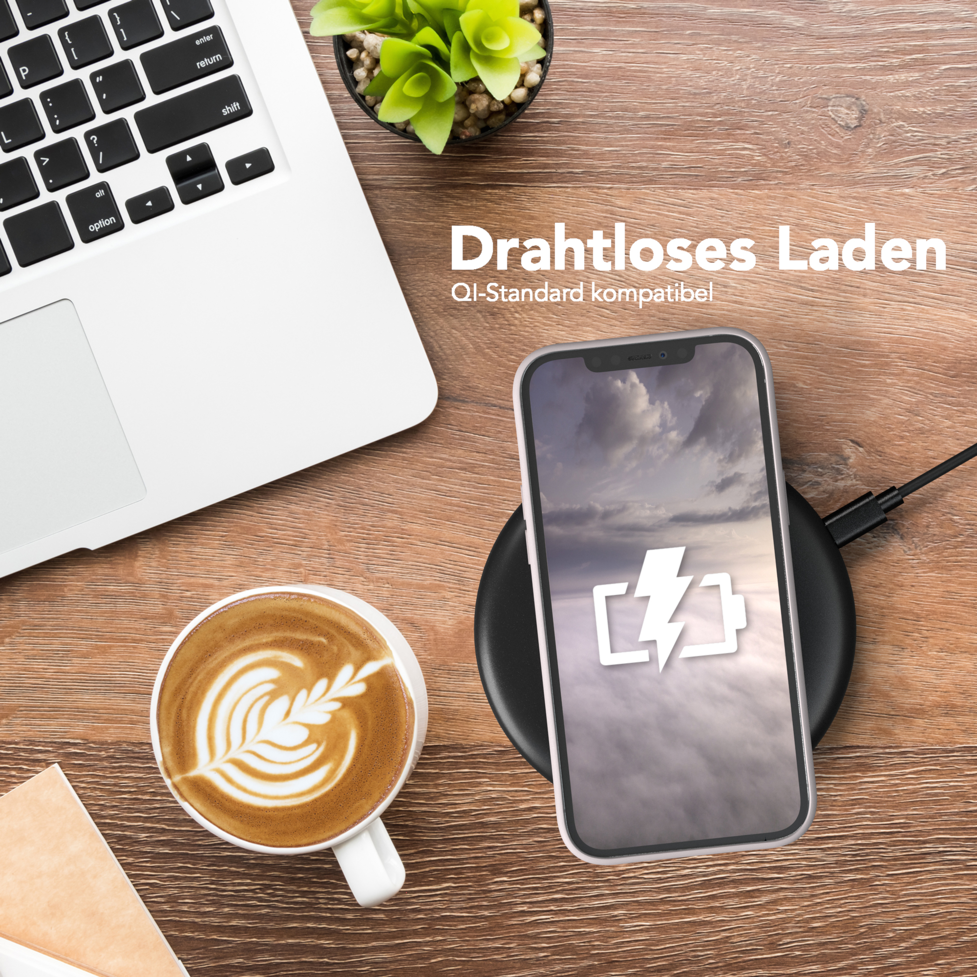 Telefon auf kabellosem Ladegerät, neben Laptop und Kaffeetasse. Text: Kabelloses Laden, QI-Standard kompatibel.
