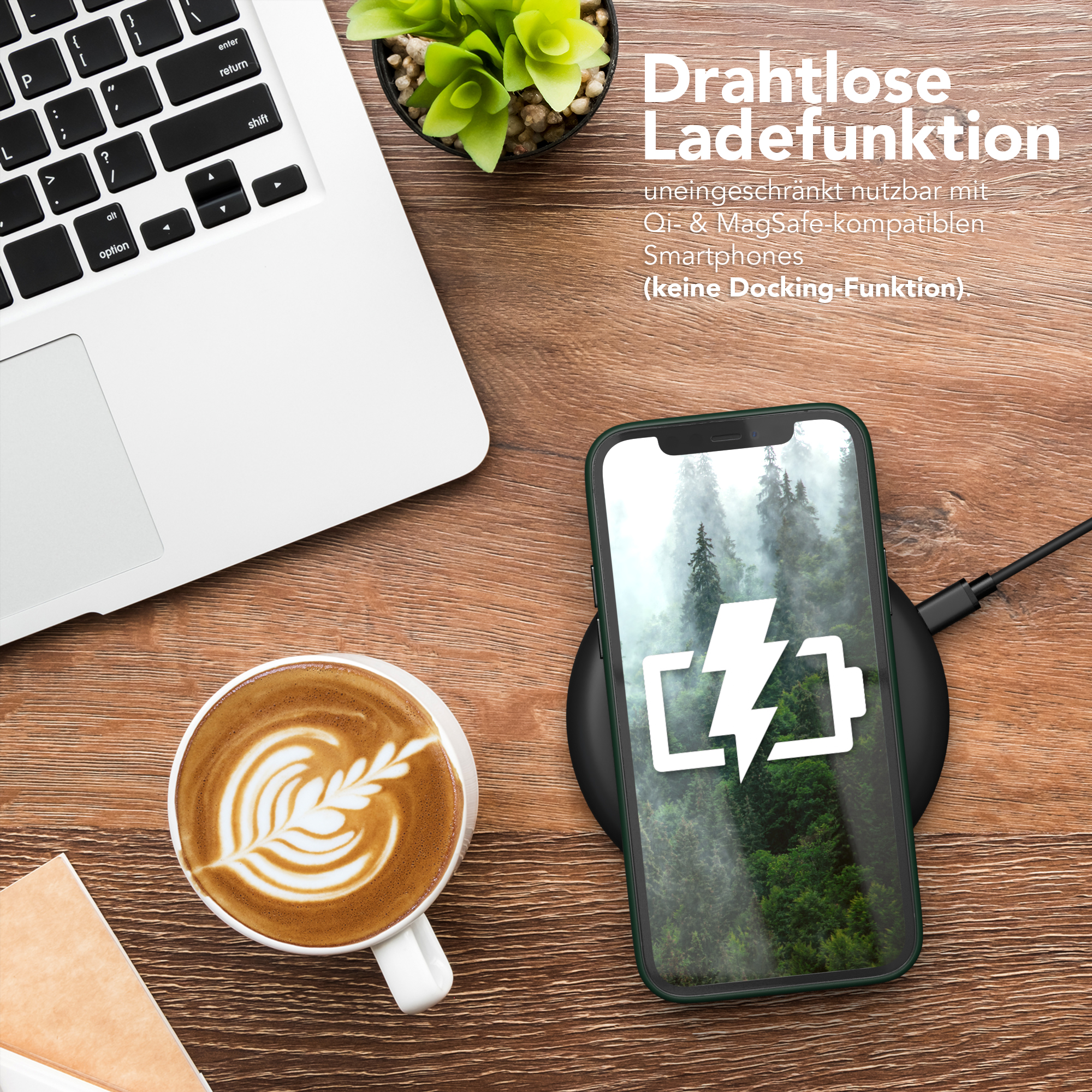 Ein Laptop, Kaffee und ein Telefon auf einem Ladepad liegen auf einem Holztisch.